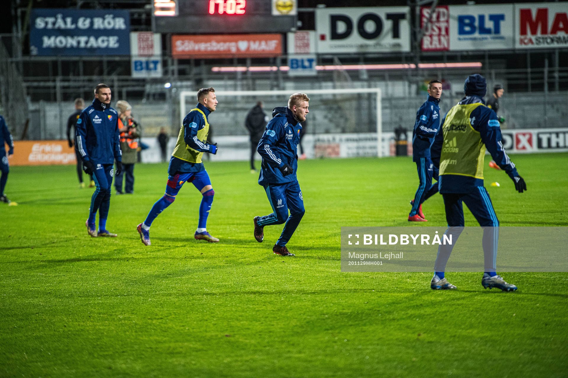 Djurgården värmer upp fotbollsmatchen i Allsvenskan