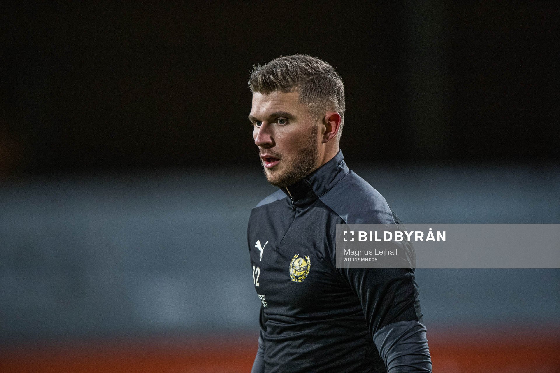 Mjällbys Erik Pärsson  värmer upp