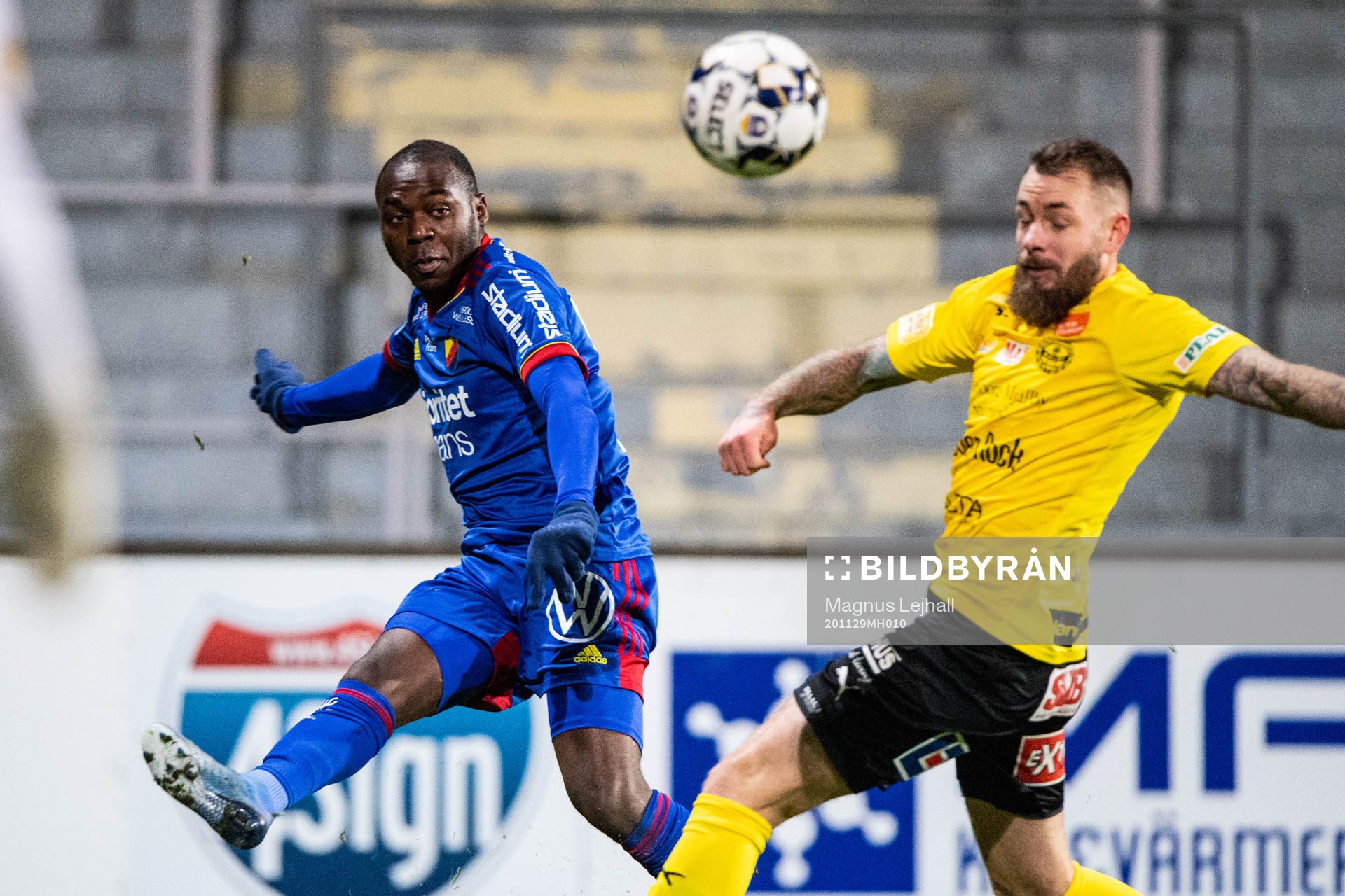 Djurgårdens Edward Chilufya och Mjällbys Martin Spelmann