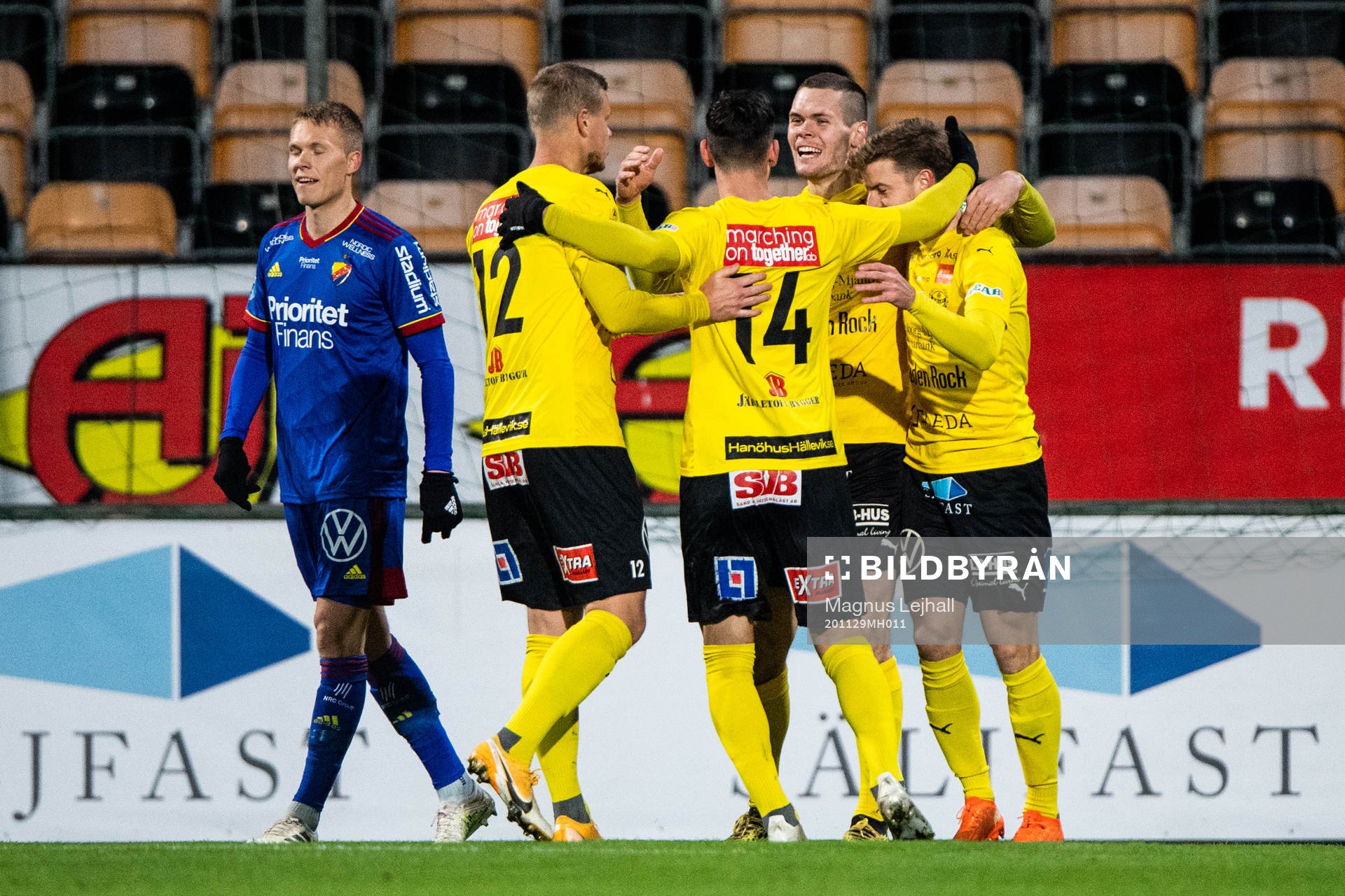 Mjällbys Jacob Bergström jublar med lagkamrater