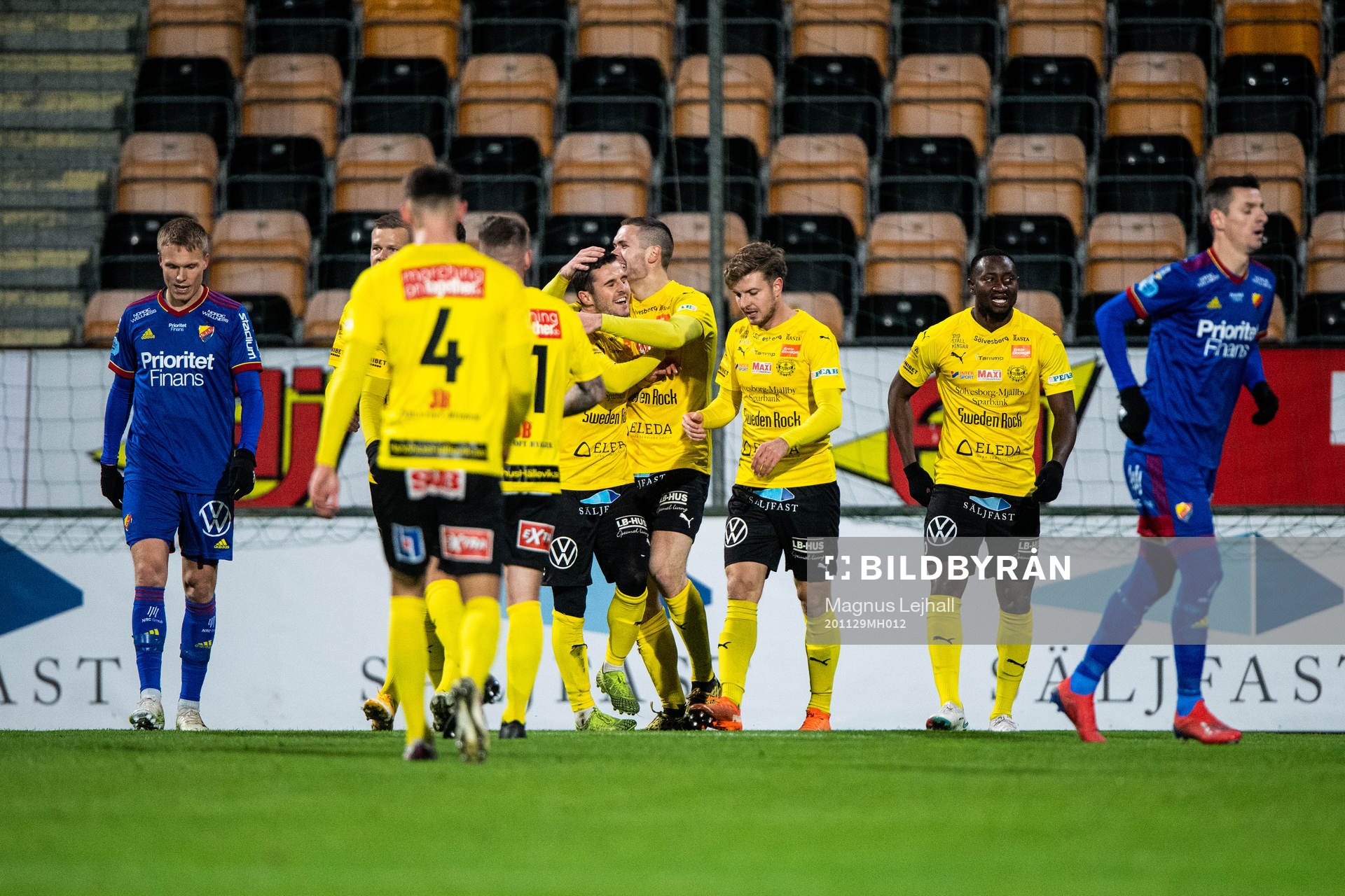 Mjällbys Jacob Bergström jublar med lagkamrater