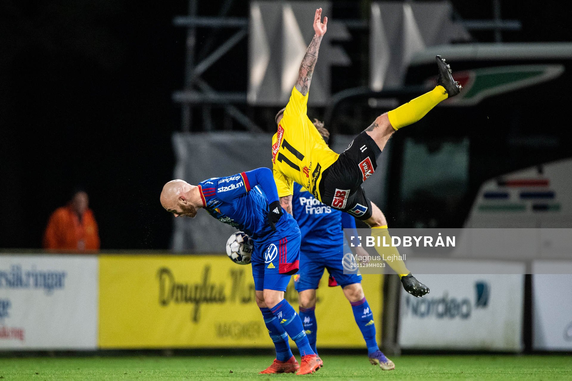 Djurgårdens Magnus Eriksson och Mjällbys Martin Spelmann