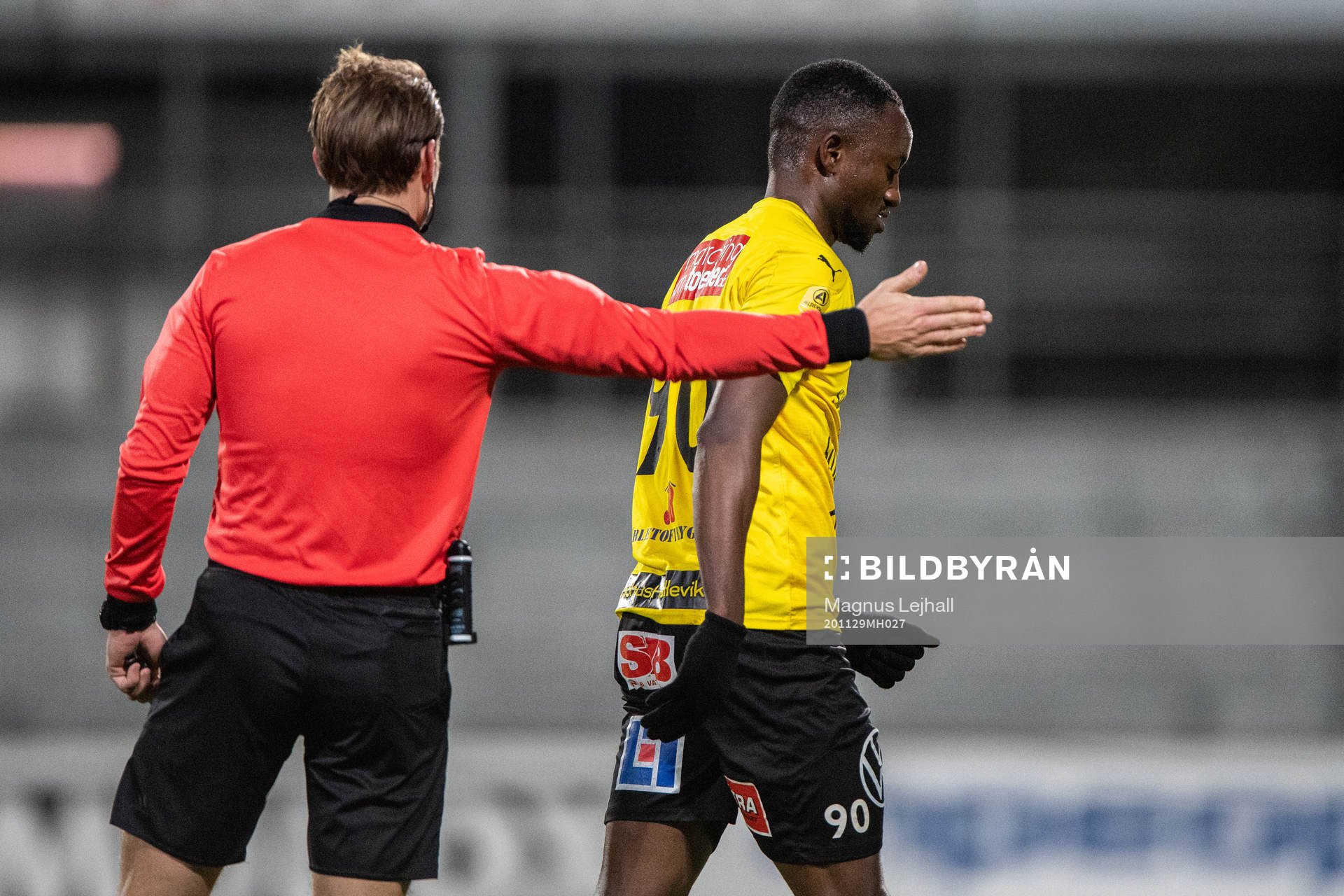 Mjällbys Moses Orwohicho Ogbu lämnar planen med en skada under fotbollsmatchen i Allsvenskan mellan Mjällby och Djurgården den 29 november 2020 i Hällevik.