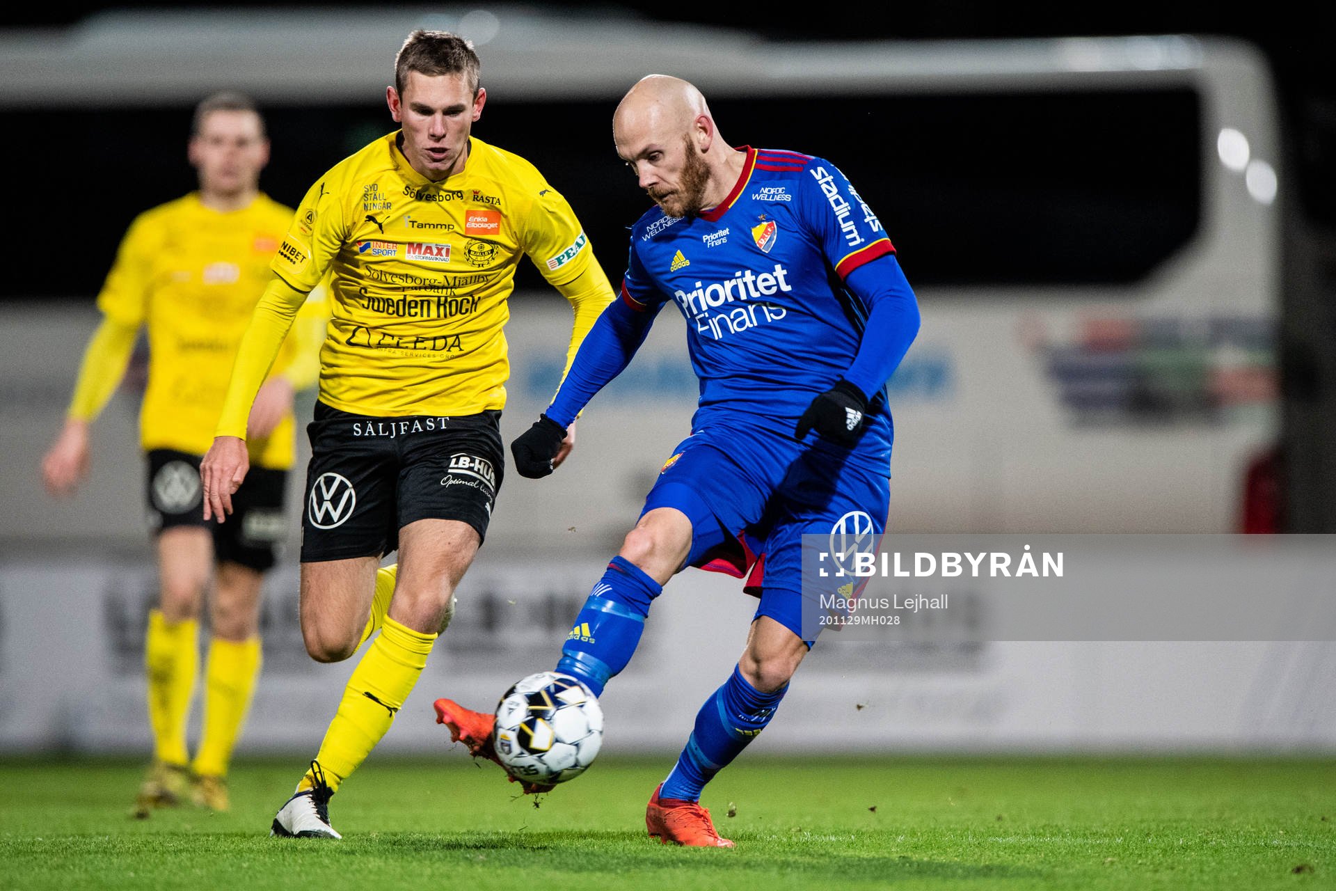 Djurgårdens Magnus Eriksson och Mjällbys Adam Petersson under fotbollsmatchen i Allsvenskan mellan Mjällby och Djurgården den 29 november 2020 i Hällevik.