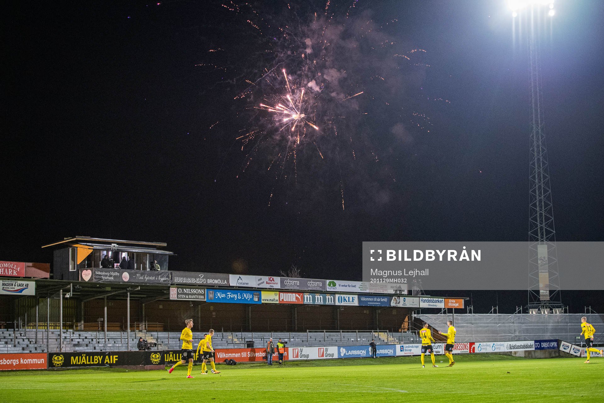 fyrverkerier utanför Strandvallen