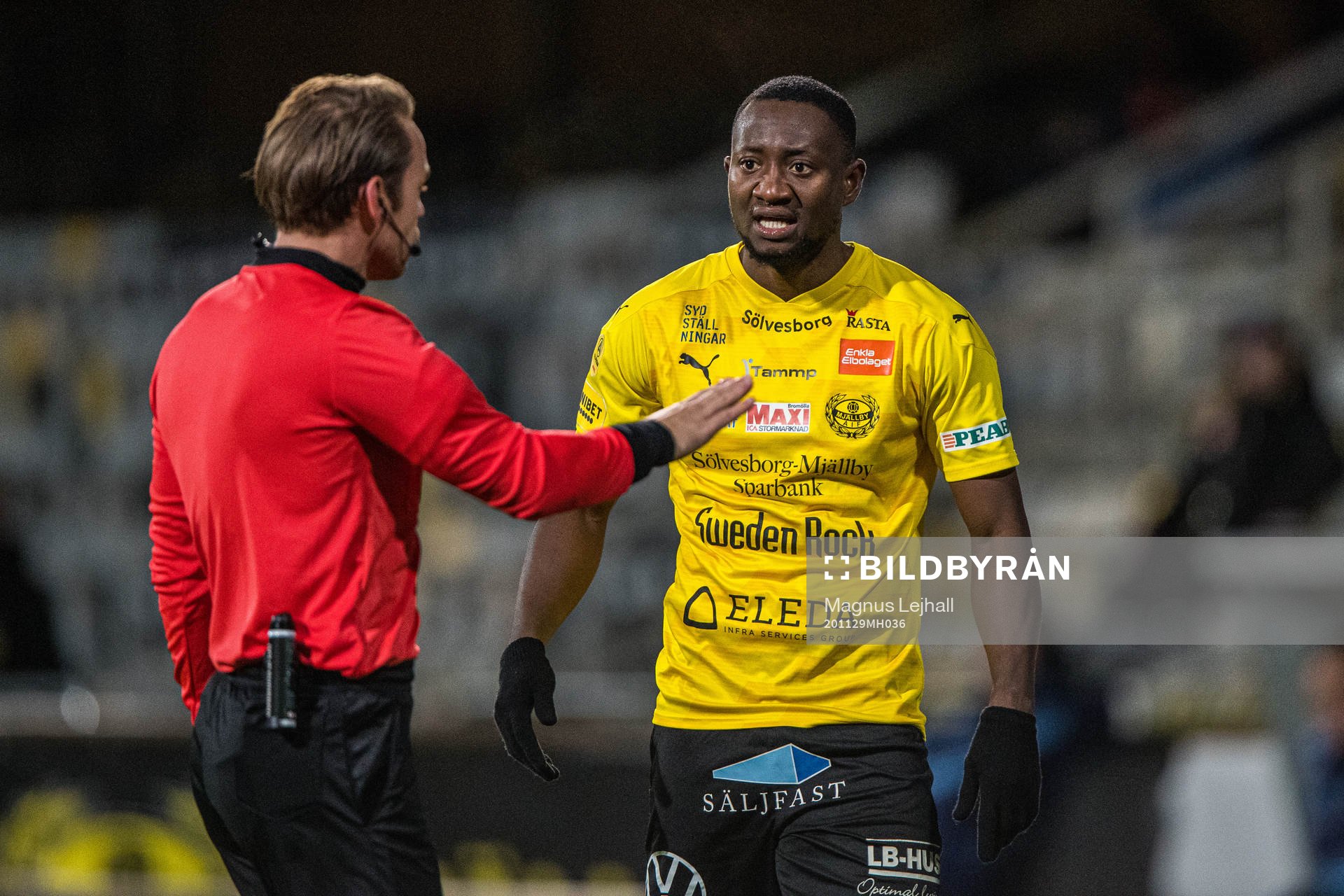 Mjällbys Moses Orwohicho Ogbu i diskussion med domare