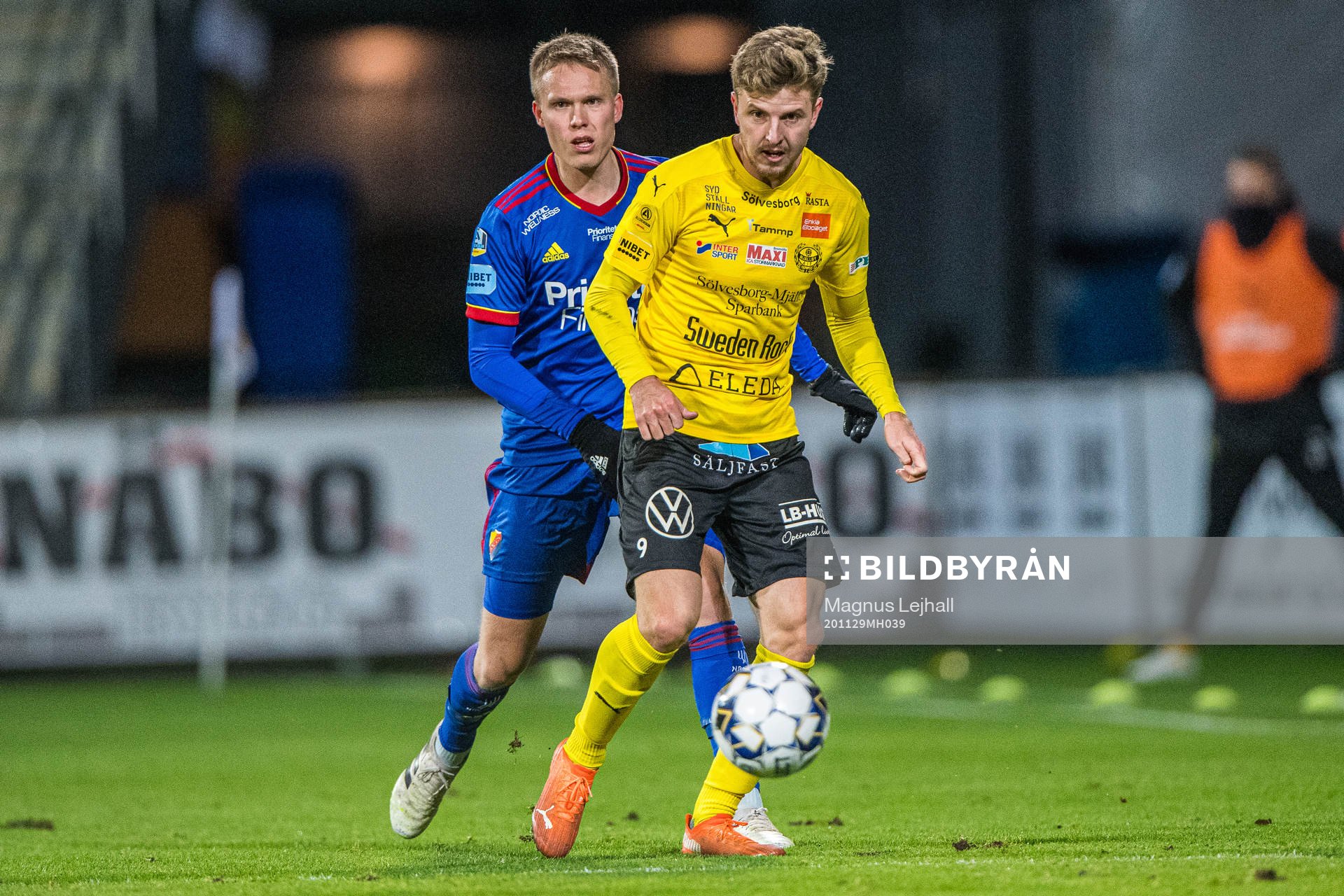 Djurgårdens Jonathan Augustinsson  och Mjällbys Joel