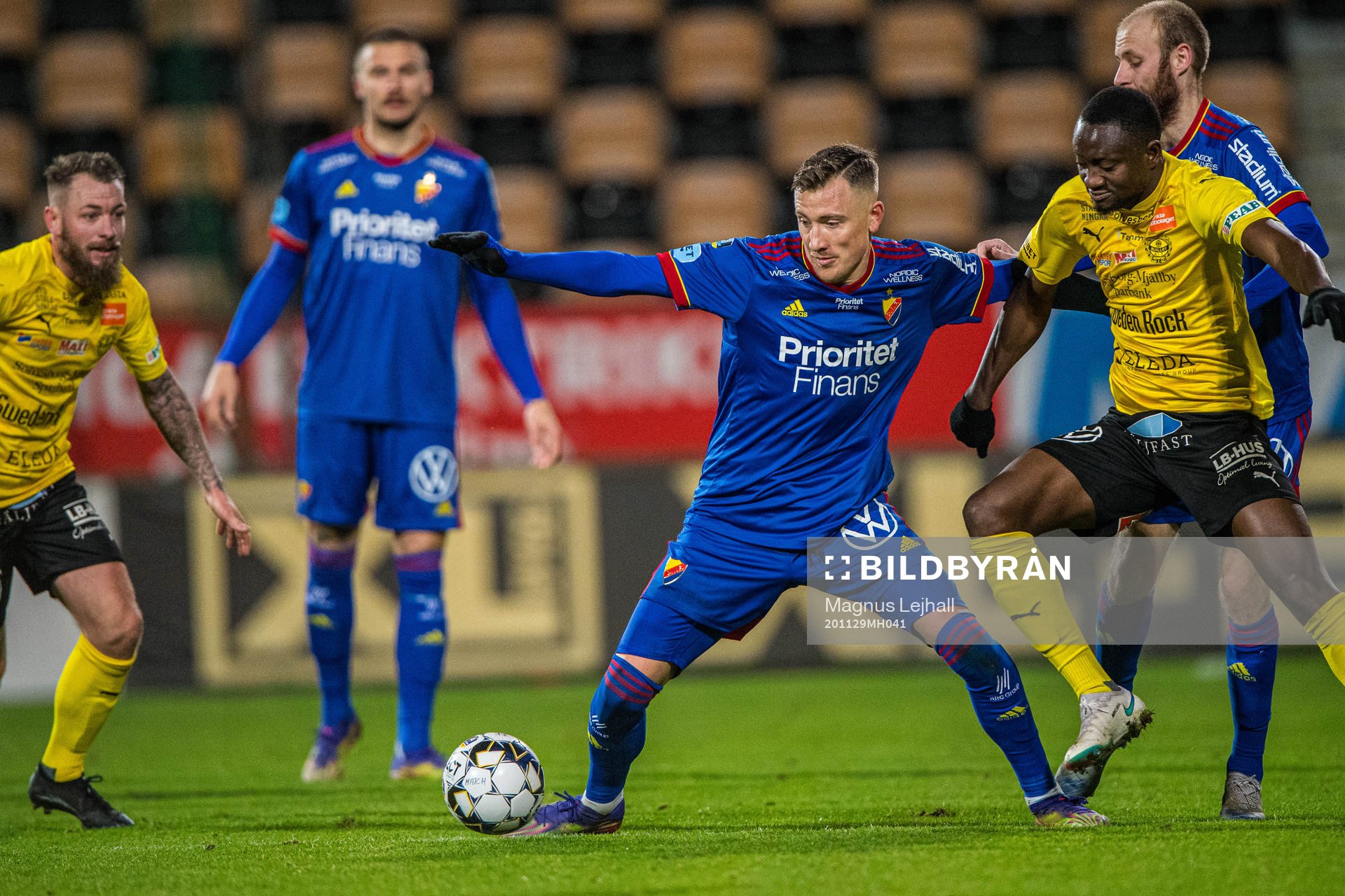 Djurgårdens Fredrik Ulvestad  och Mjällbys Moses