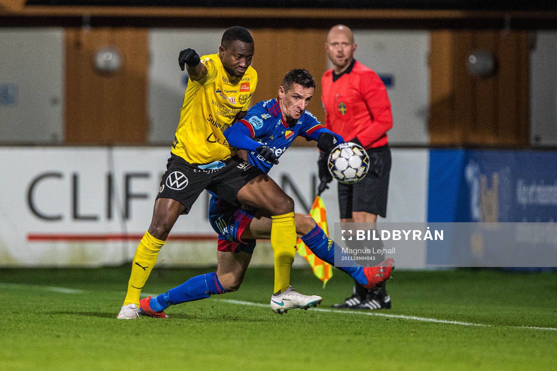 Djurgårdens Haris Radetinac  och Mjällbys Moses Orwohicho