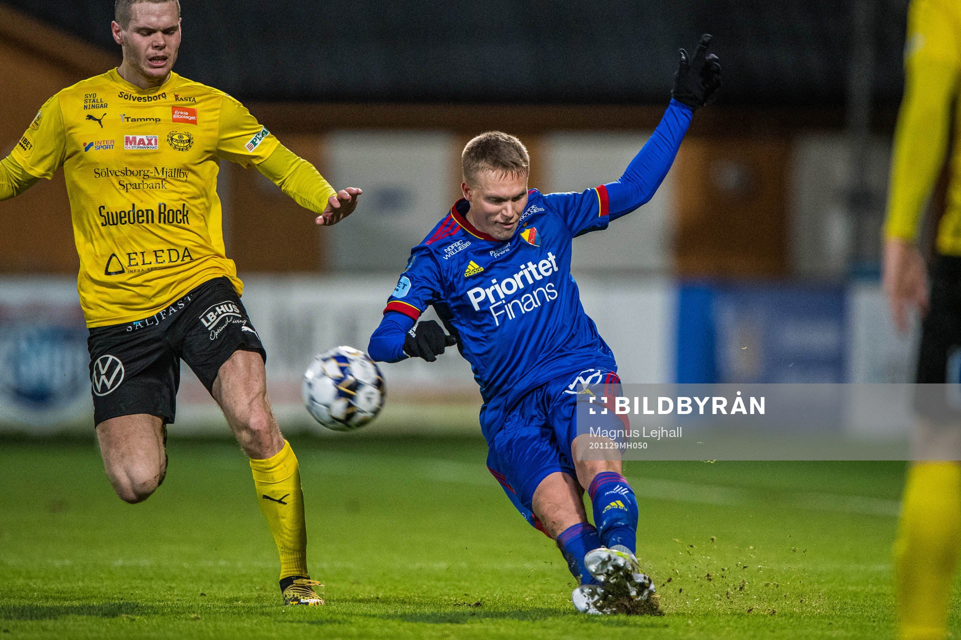 Djurgårdens Jonathan Augustinsson och Mjällbys Jacob