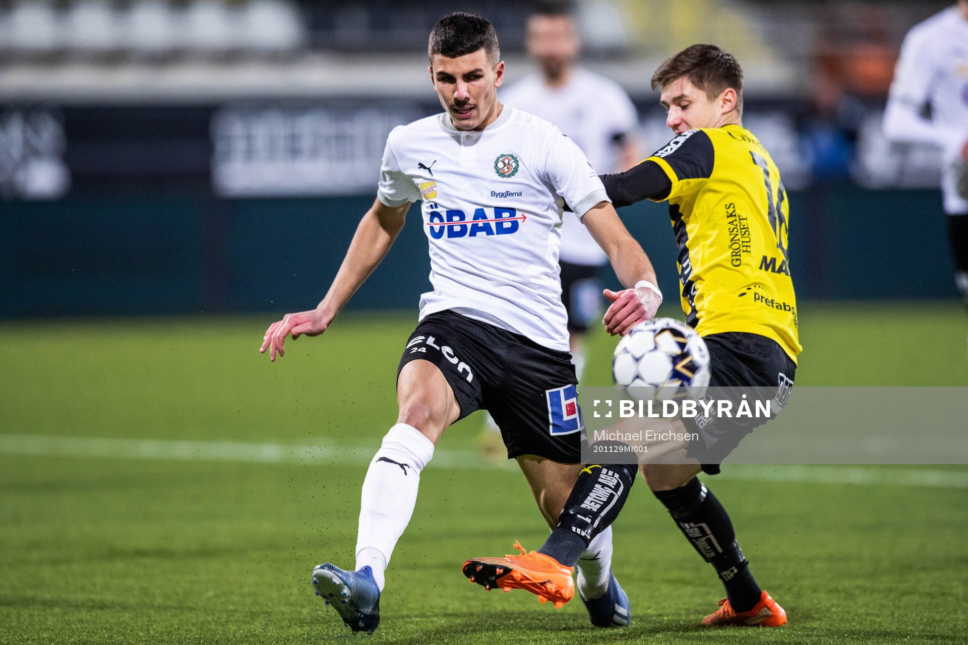 Örebros Hussein Ali och Häckens Leo Bengtsson