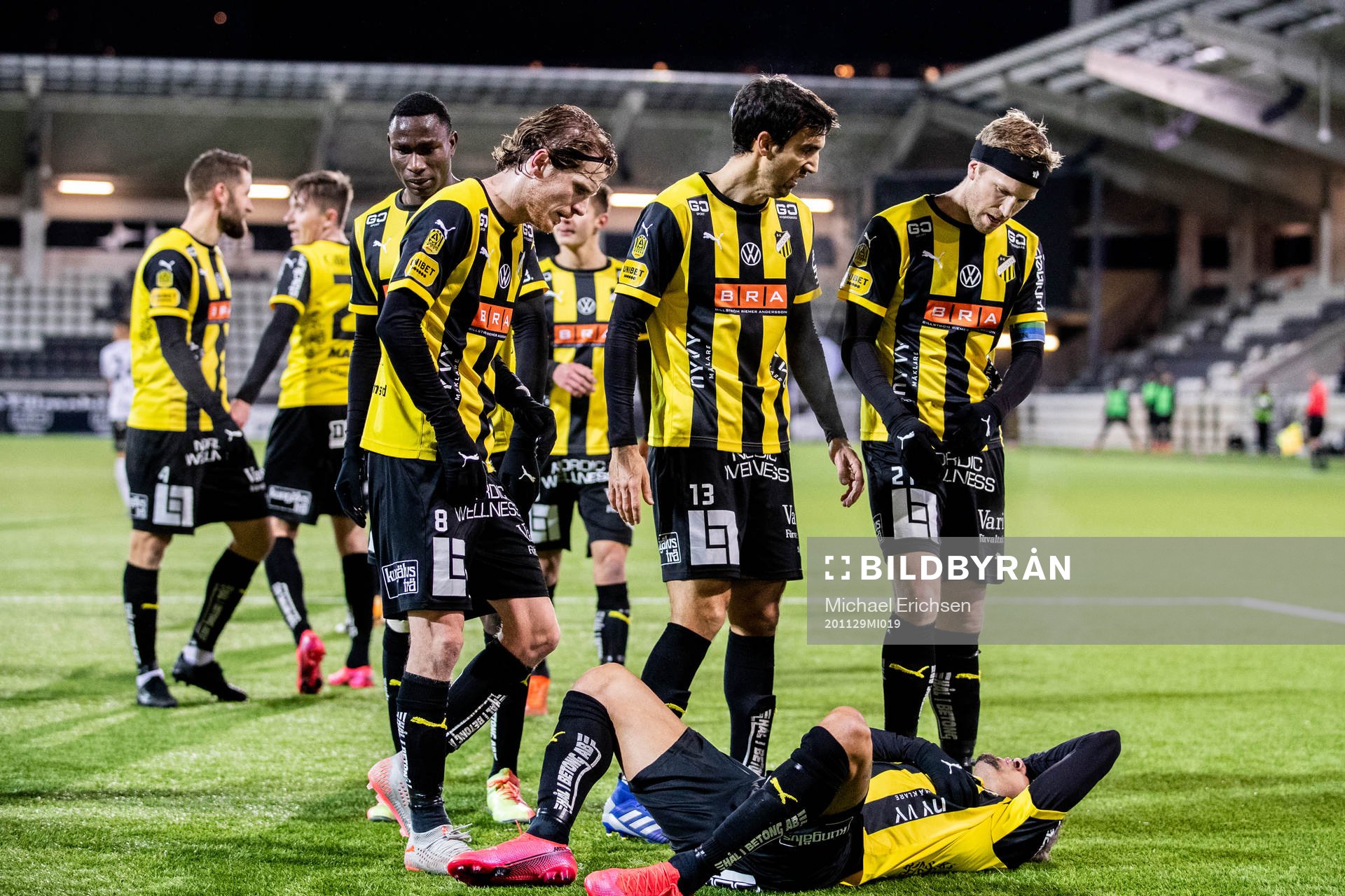Häckens Ahmed Yasin ligger på gräset och har ont i