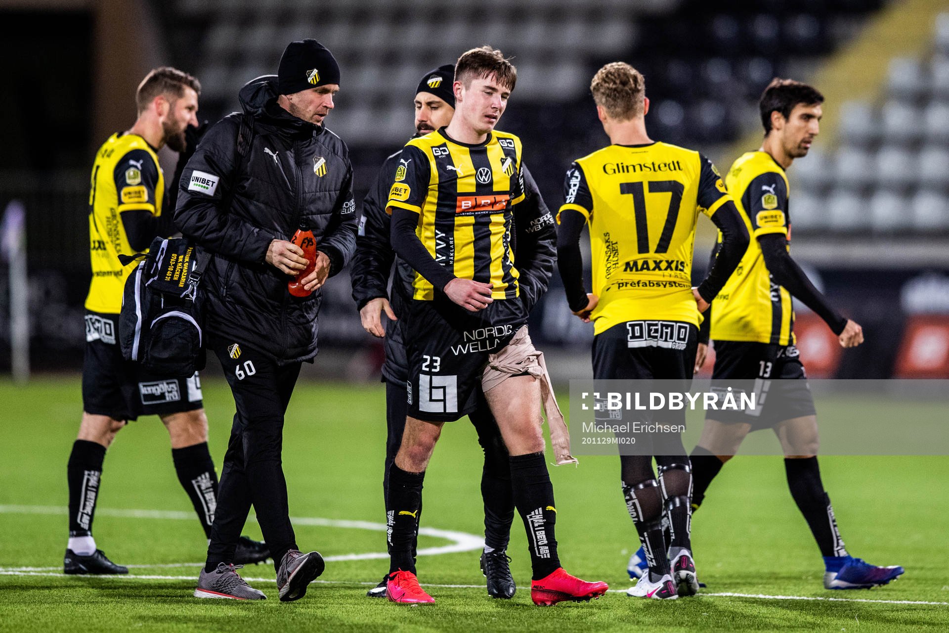 Häckens Patrik Wålemark lämnar planen skadad