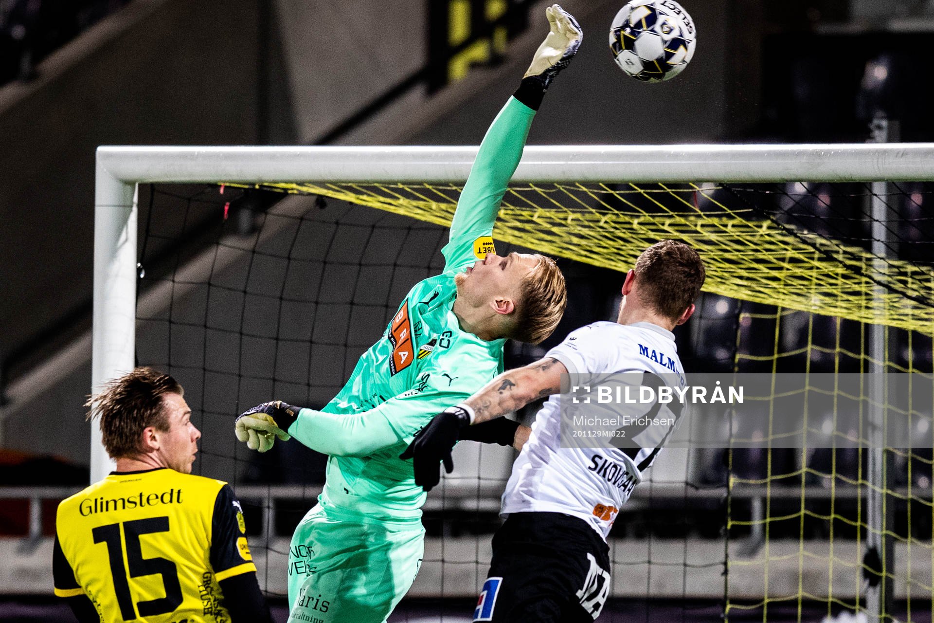 Häckens målvakt Pontus Dahlberg räddar ett skott