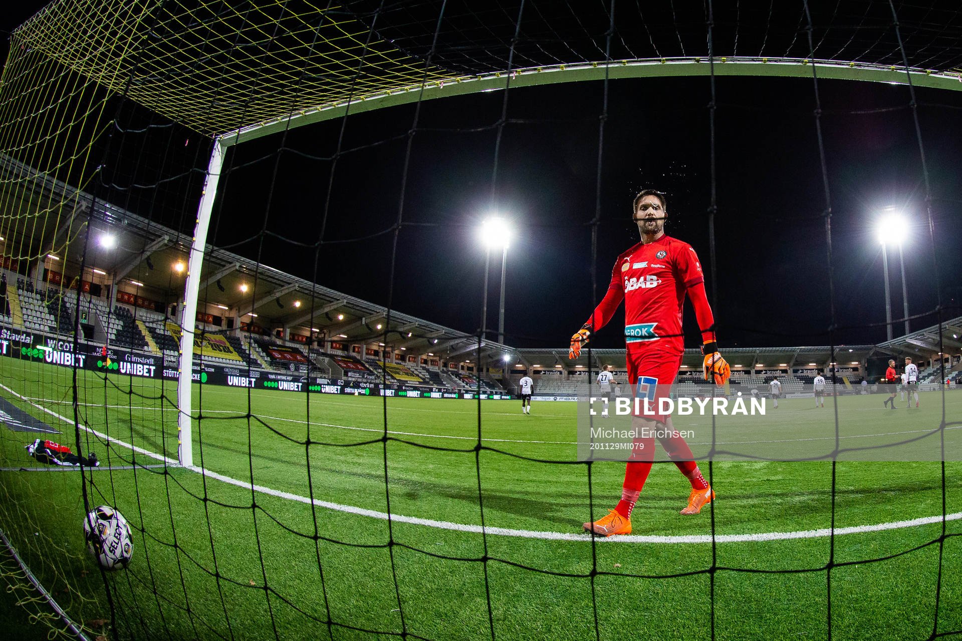 Örebros målvakt Oscar Jansson deppar