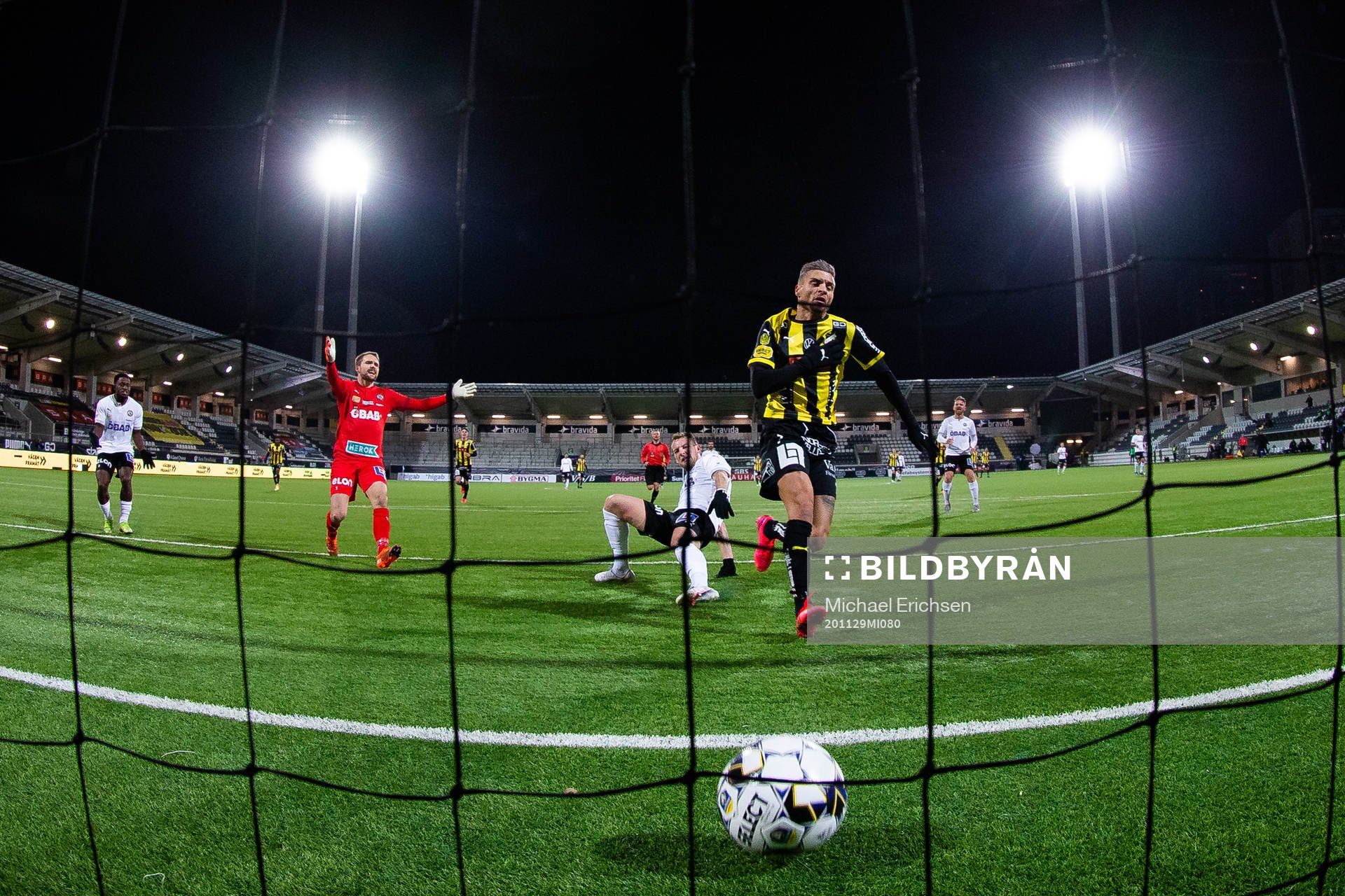 Häckens Ahmed Yasin nickar in 3-0 under fotbollsmatchen i Allsvenskan mellan Häcken och Örebro den 29 november 2020 i Göteborg.