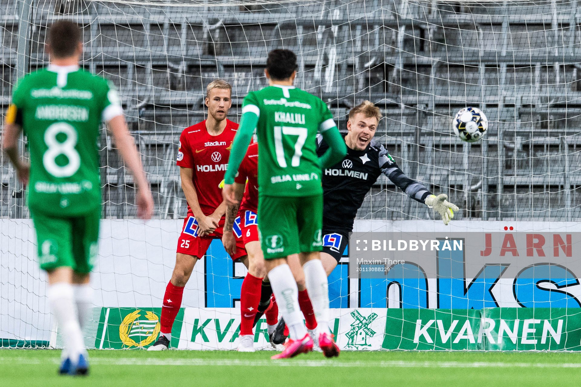 IFK Norrköpings målvakt Isak Pettersson räddar ett skott
