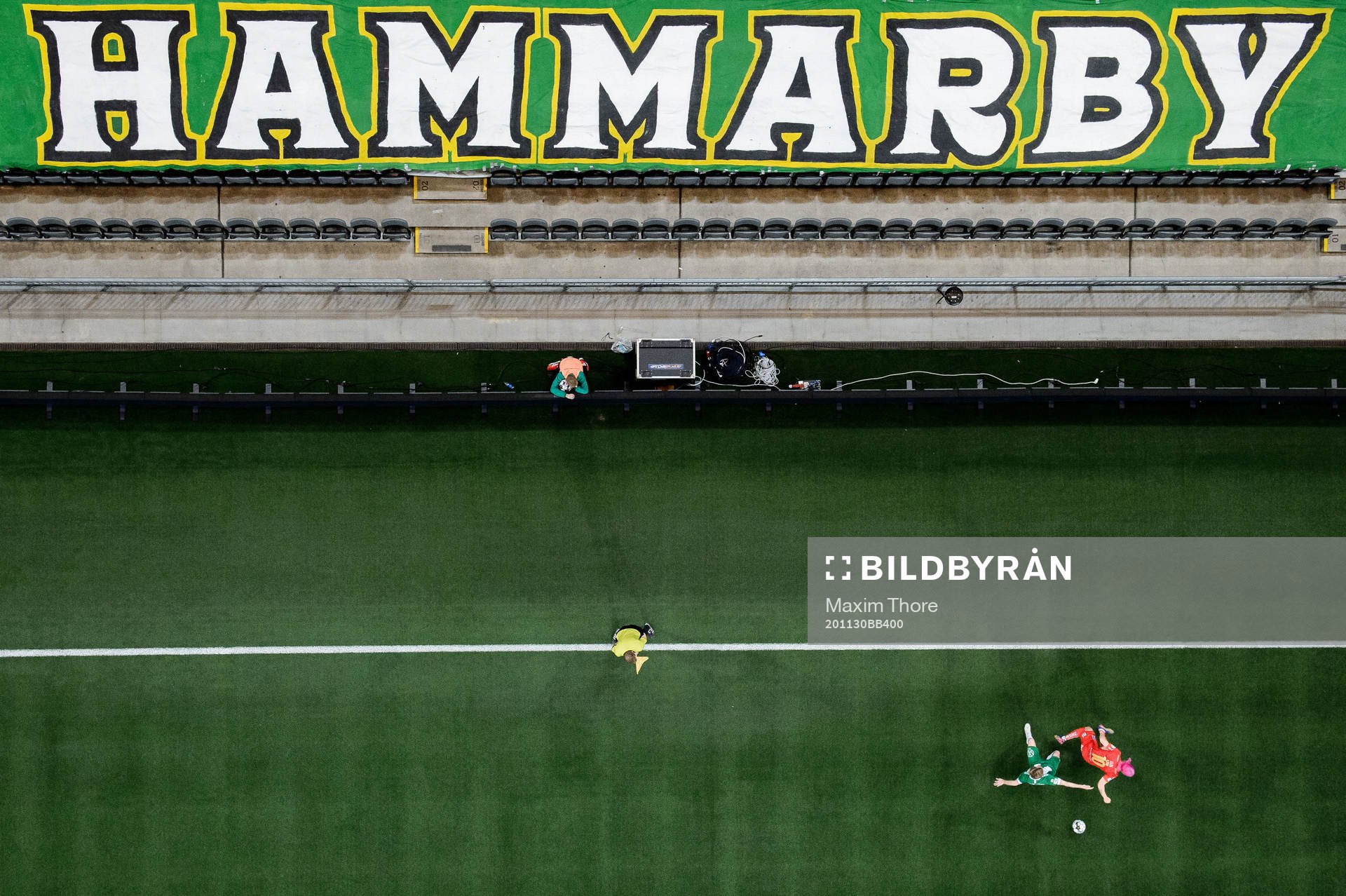 Hammarbys Tim Söderström och IFK Norrköpings Jonathan Levi under fotbollsmatchen i Allsvenskan mellan Hammarby och IFK Norrköping den 30 november 2020 i Stockholm.
