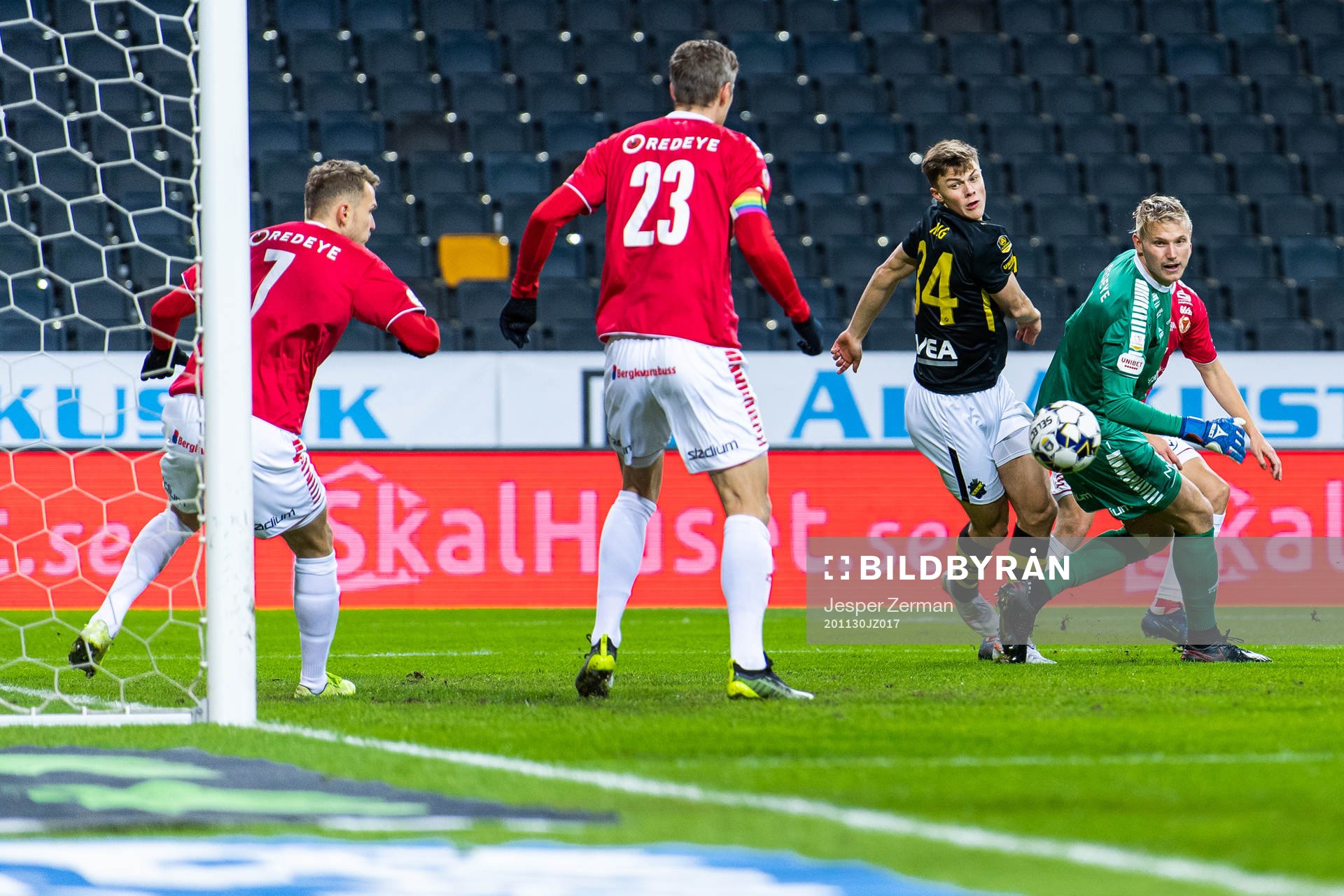 s Erik Ring och Kalmars målvakt Ole Söderberg