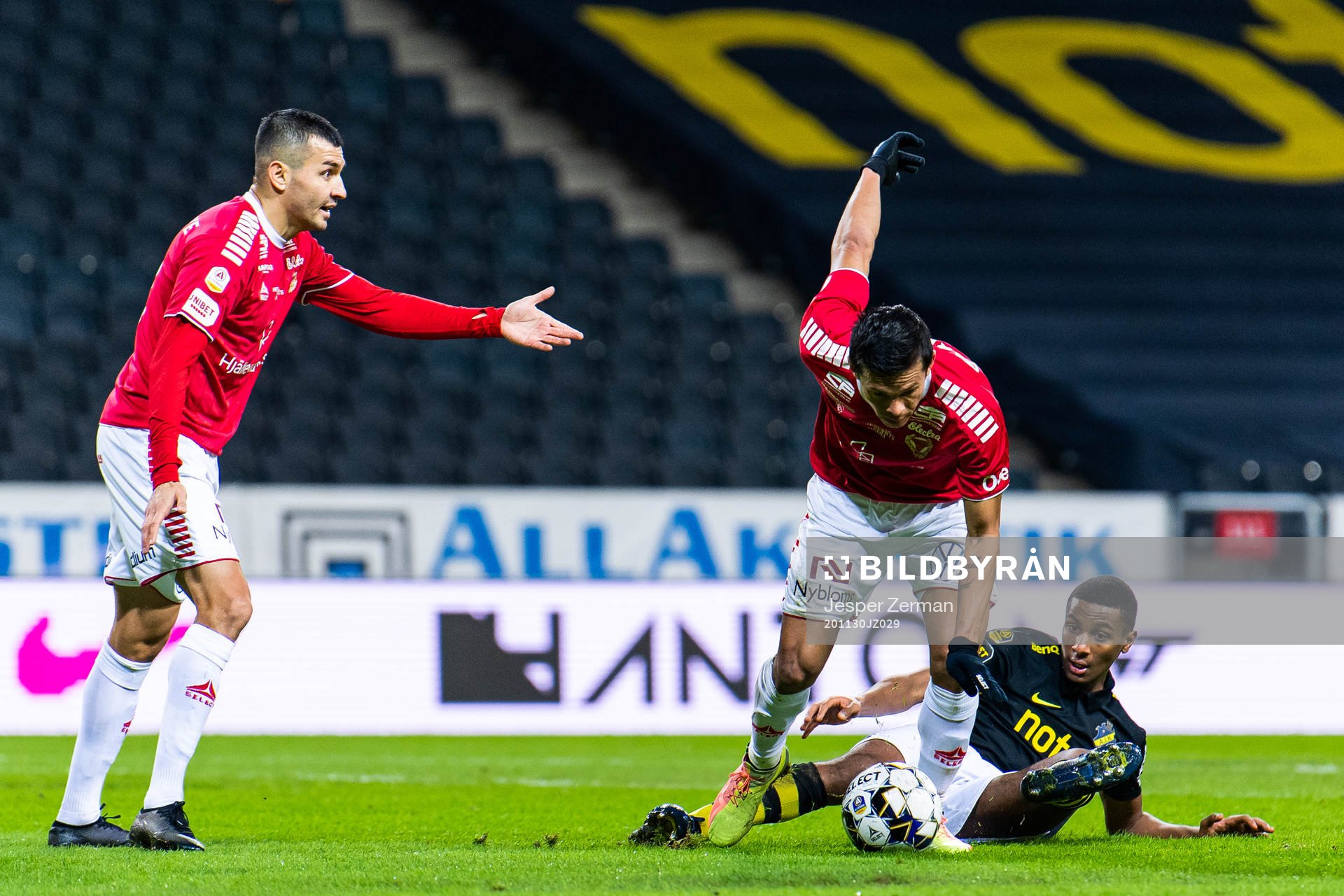 Kalmars Emin Nouri och Isak Magnusson i kamp om bollen med AIK:s Paulos Abraham under fotbollsmatchen i Allsvenskan mellan AIK och Kalmar den 30 november 2020 i Stockholm.