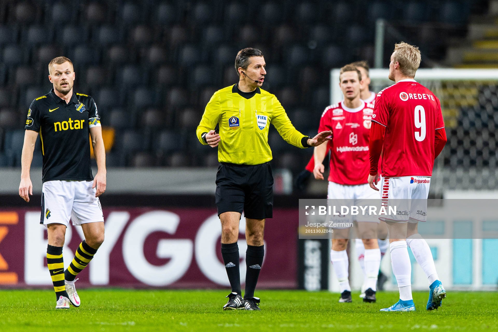 Domare Bojan Pandzic pratar med Kalmars Geir André Herrem under fotbollsmatchen i Allsvenskan mellan AIK och Kalmar den 30 november 2020 i Stockholm.