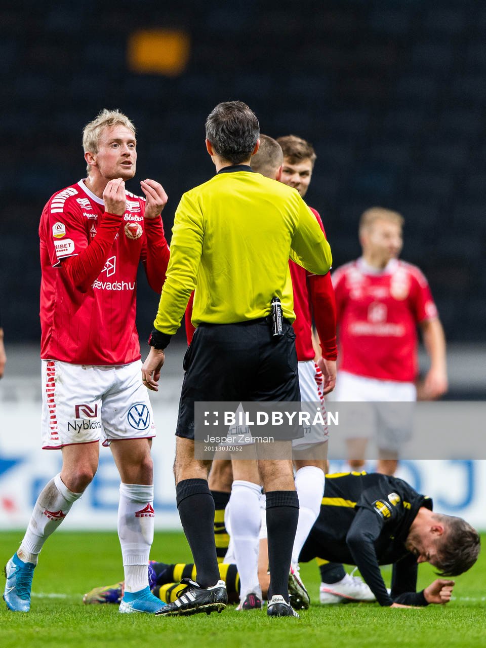 Kalmars Geir André Herrem reagerar mot domare Bojan Pandzic