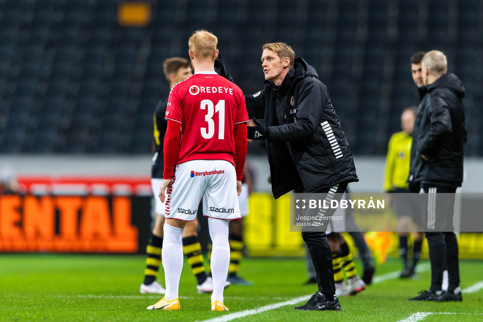 Kalmars assisterande tränare Rasmus Elm instruerar Nils