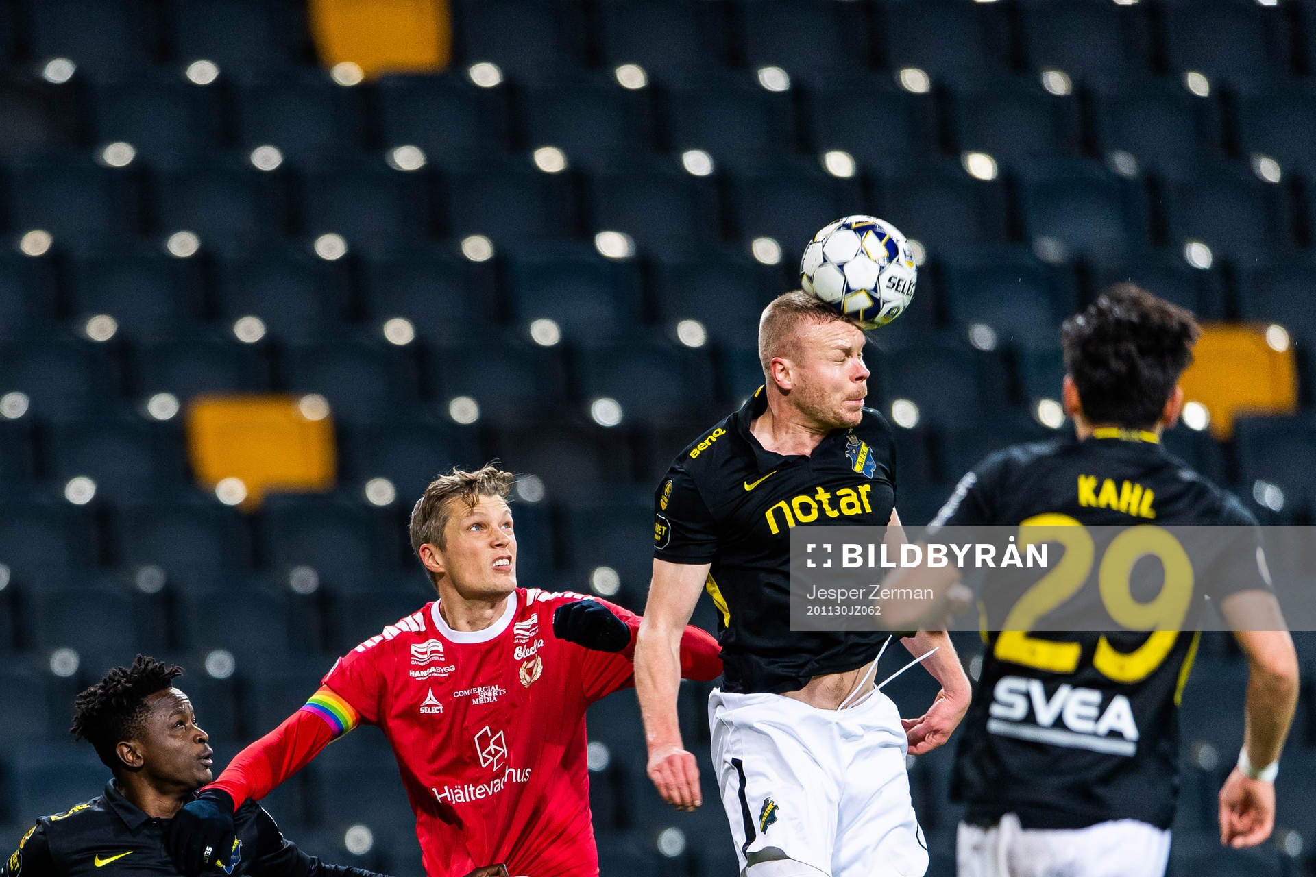 AIK:s Erick Otieno och Kolbeinn Sigthorsson i kamp om bollen med Kalmars Viktor Elm under fotbollsmatchen i Allsvenskan mellan AIK och Kalmar den 30 november 2020 i Stockholm.