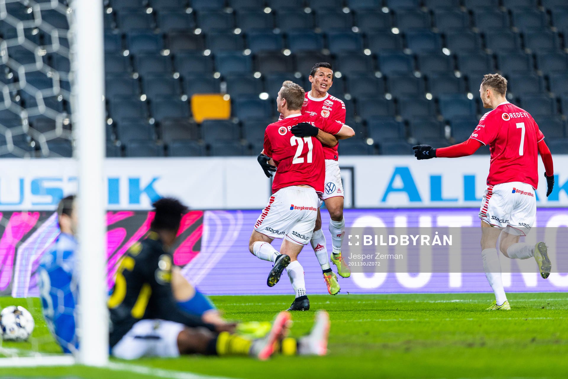 Kalmars Erik Israelsson gör 0-1 och jublar med Emin Nouri och Piotr Johansson under fotbollsmatchen i Allsvenskan mellan AIK och Kalmar den 30 november 2020 i Stockholm.