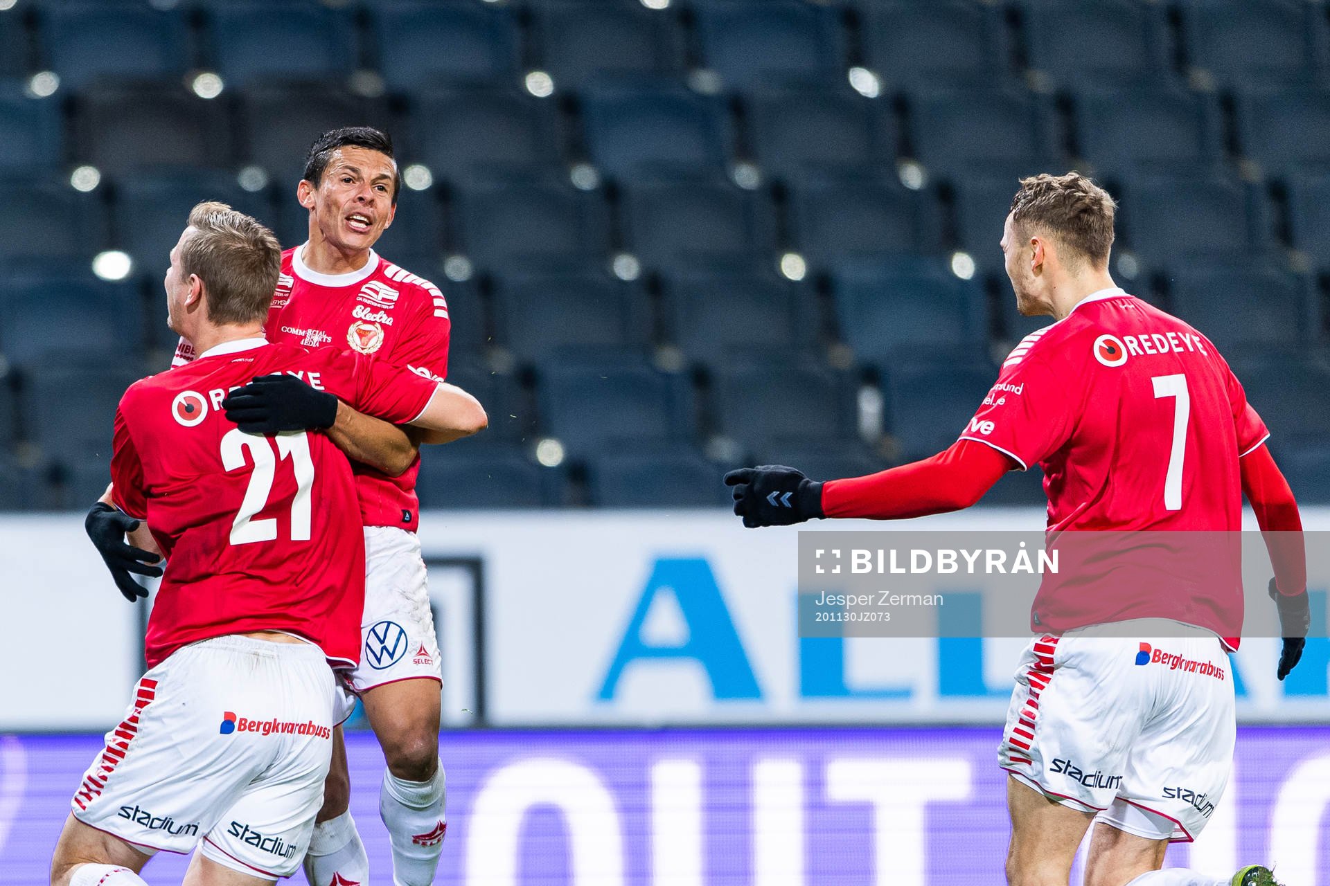 Kalmars Erik Israelsson gör 0-1 och jublar med Emin Nouri