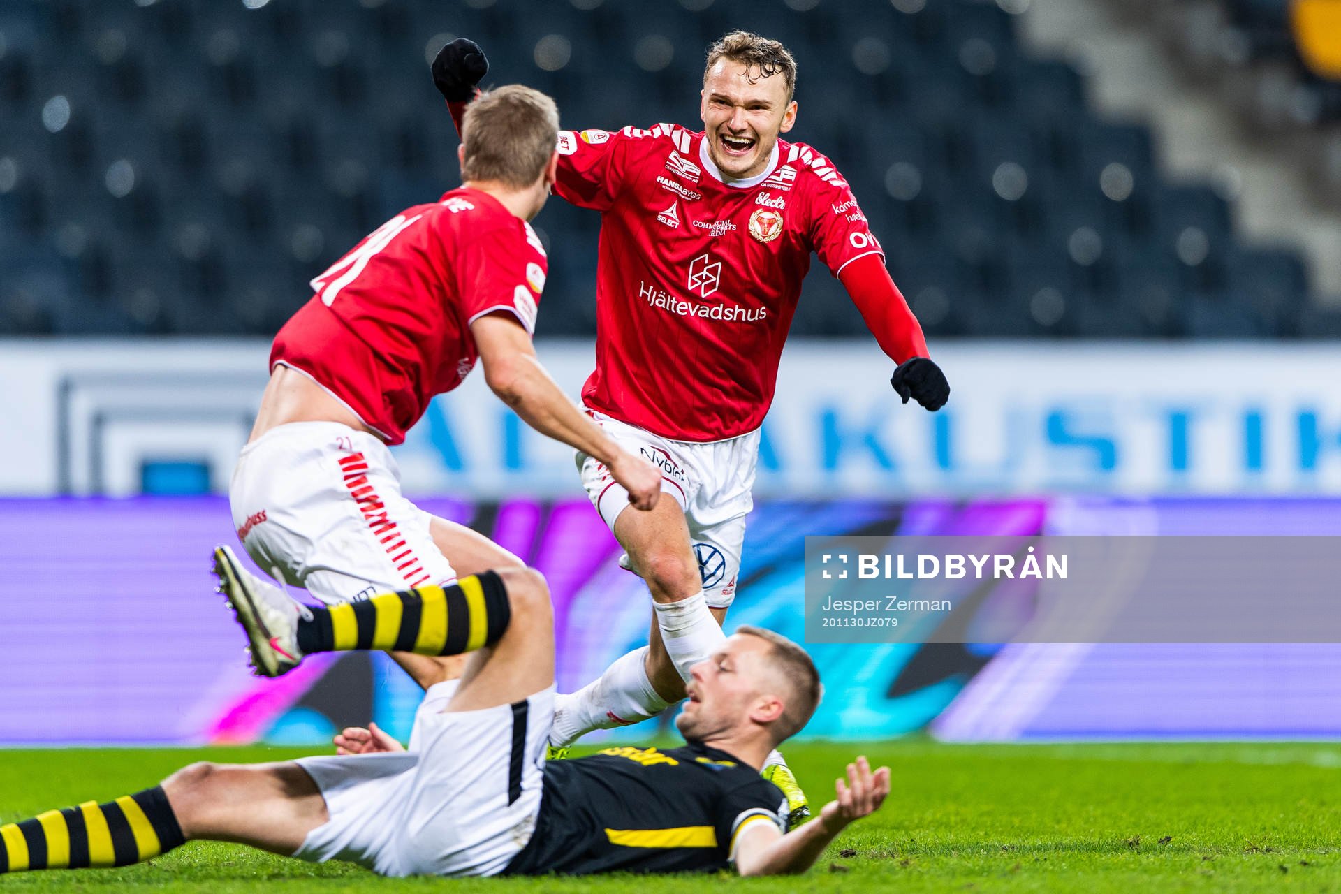 Kalmars Erik Israelsson gör 0-1 och jublar med Piotr
