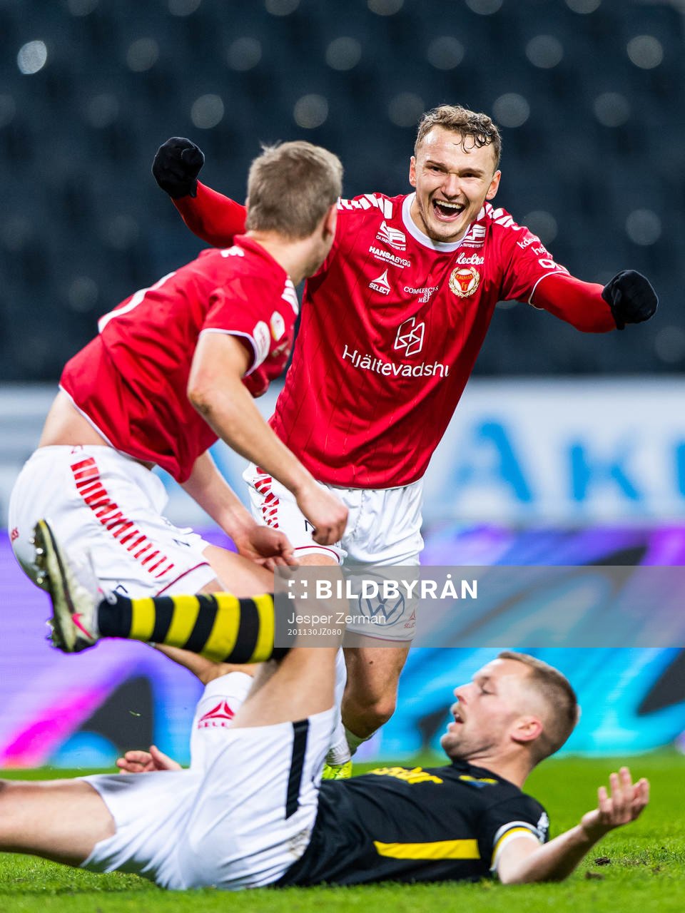 Kalmars Erik Israelsson gör 0-1 och jublar med Piotr Johansson framför liggande AIK:s Sebastian Larsson under fotbollsmatchen i Allsvenskan mellan AIK och Kalmar den 30 november 2020 i Stockholm.