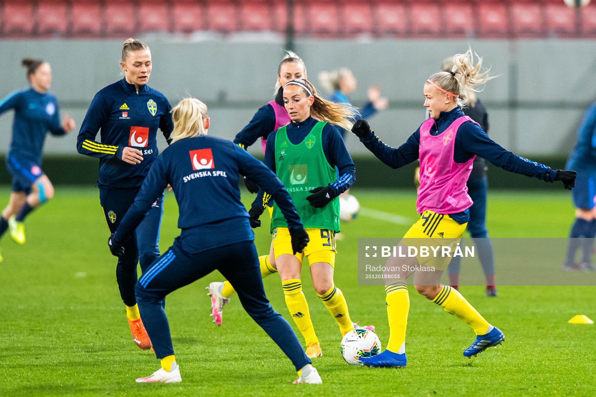 Kosovare Asllani and Hanna Glas of Sweden