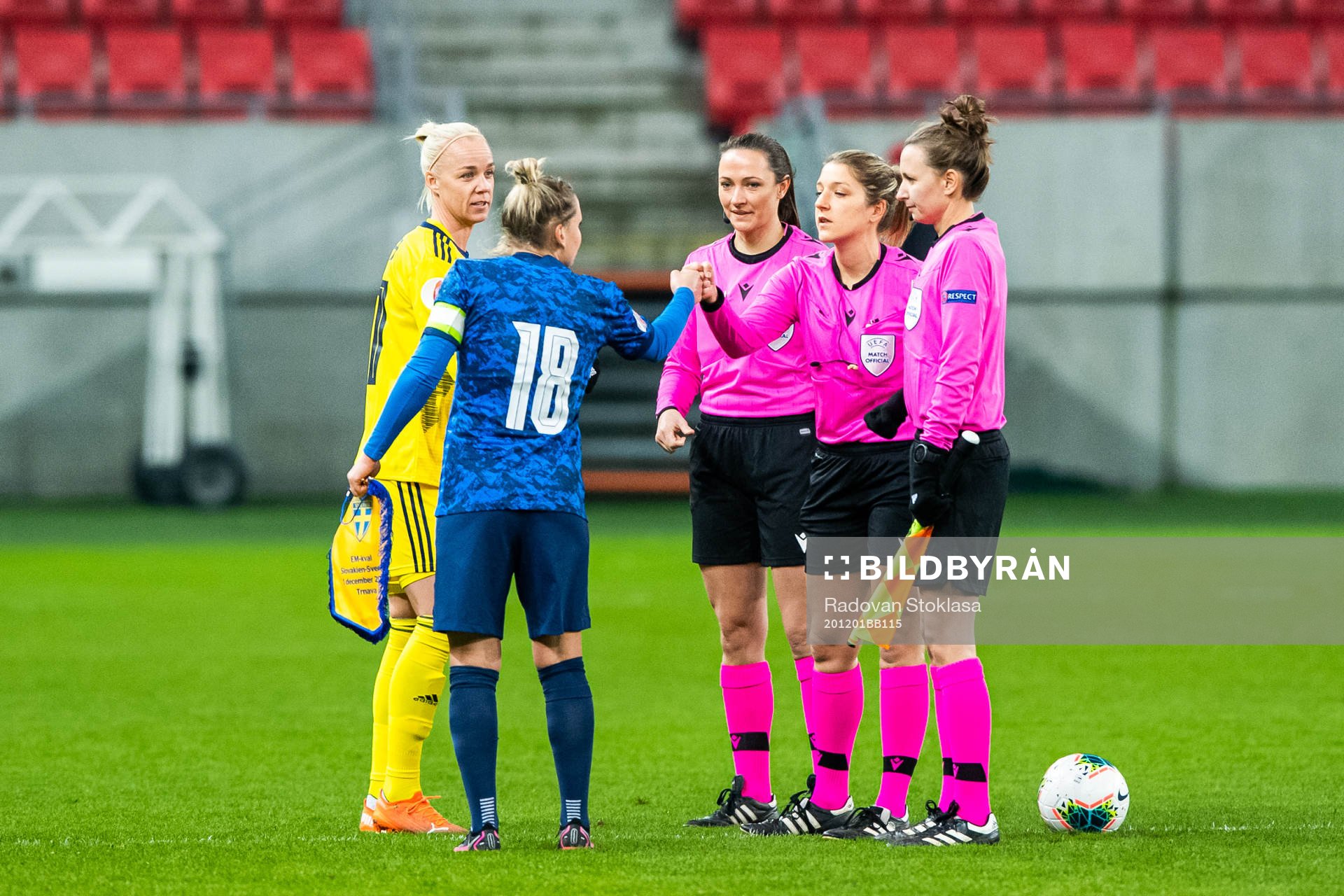 Caroline Seger of Sweden and Dominika Škorvánková of