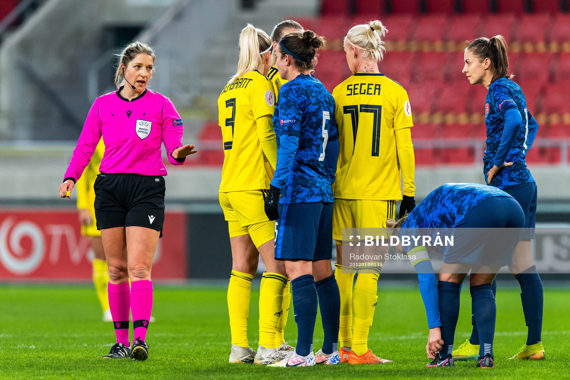 Referee Karoline Wacker talks to Alexandra Bíróová of
