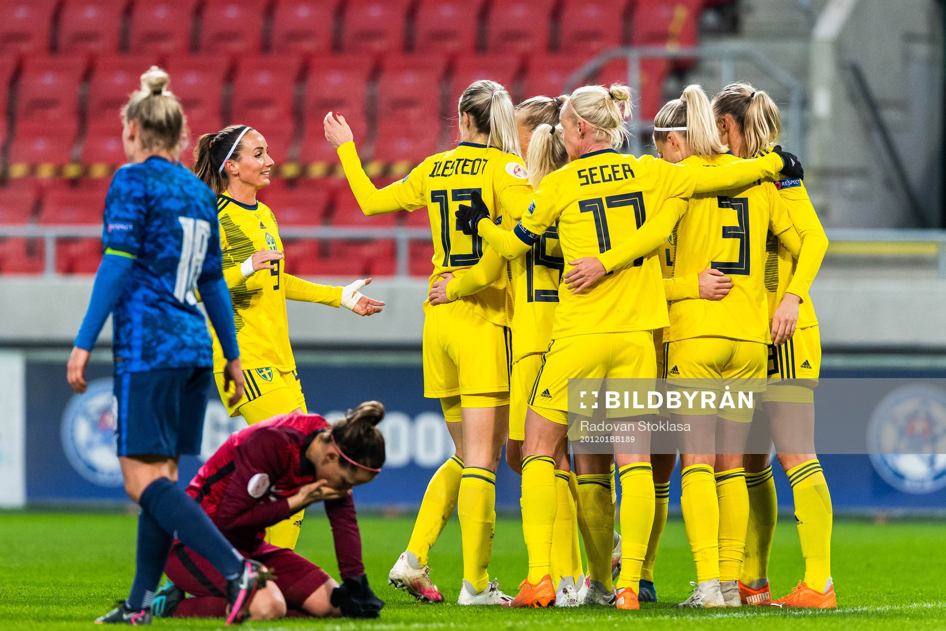 Players of Sweden celebrate with Fridolina Rolfö