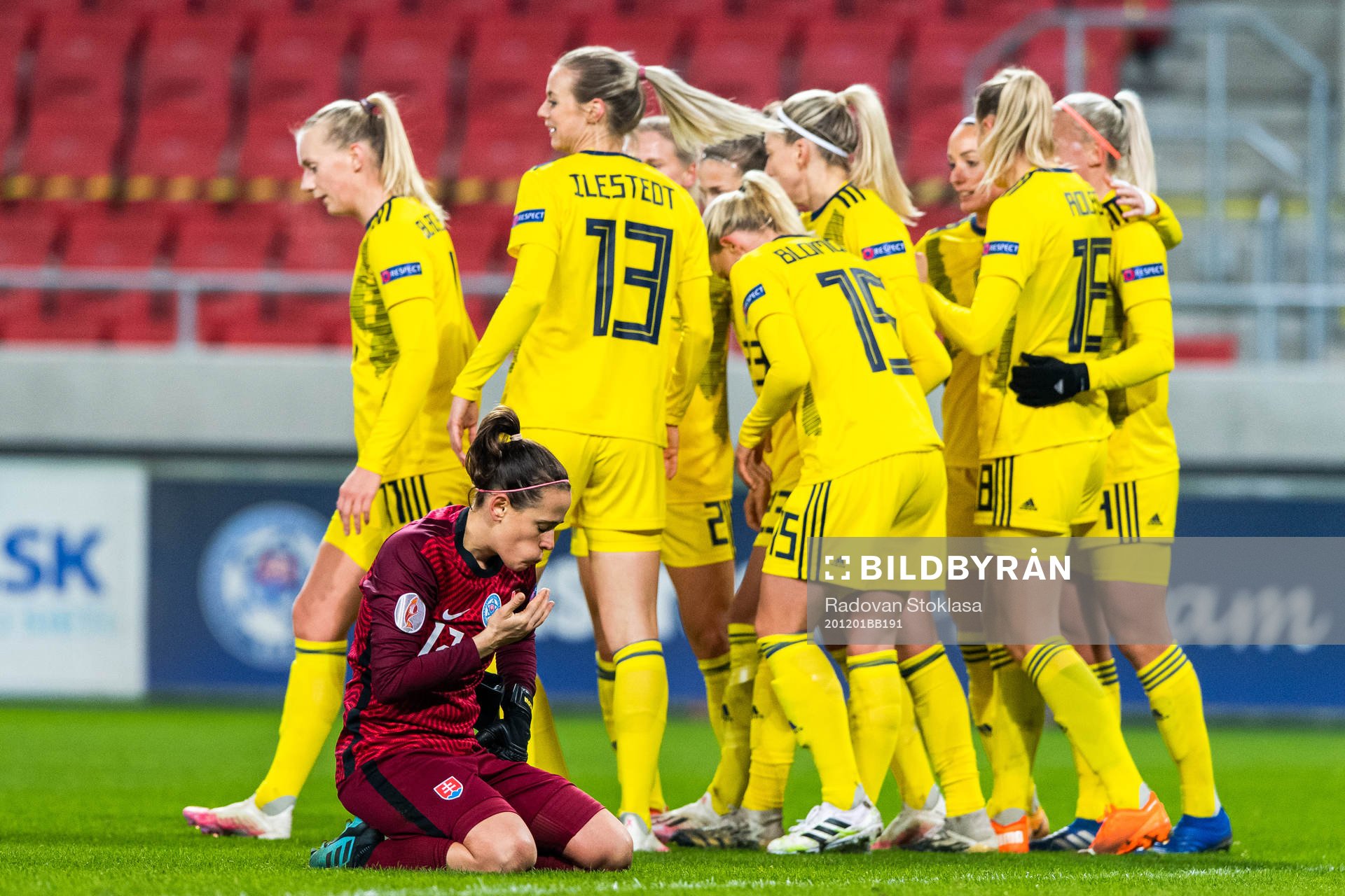 Players of Sweden celebrate with Fridolina Rolfö