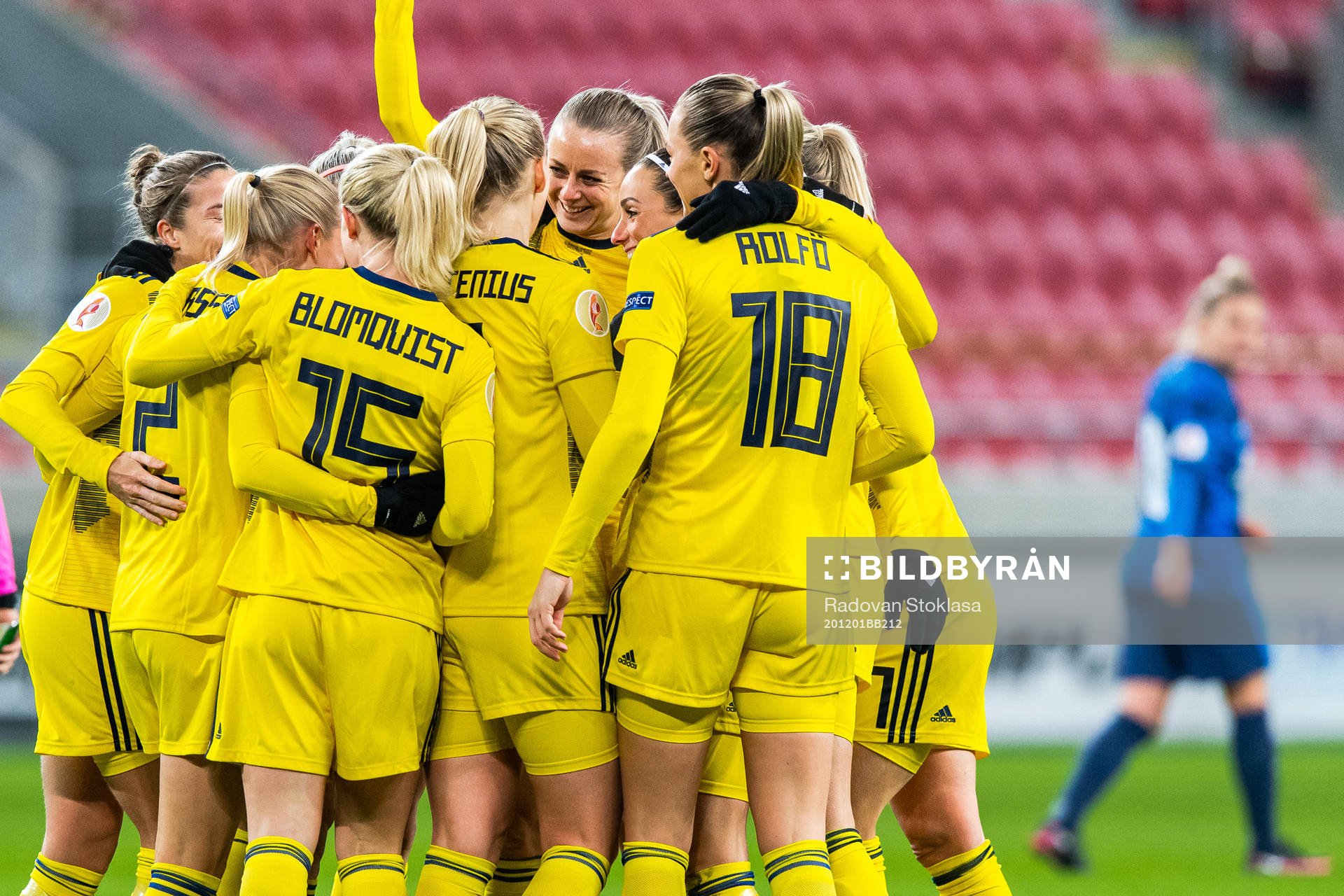 Players of Sweden celebrate with Jonna Andersson