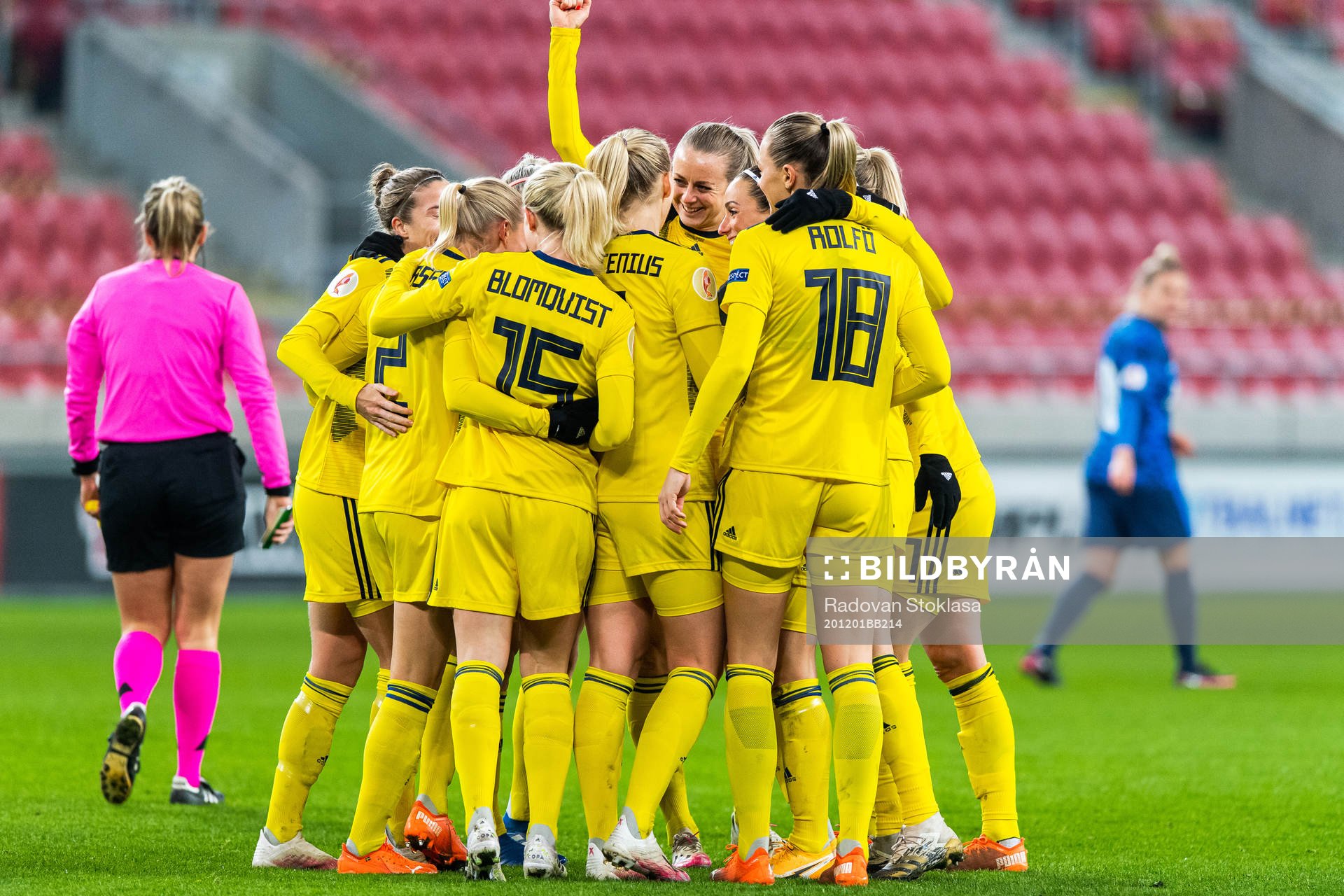 Players of Sweden celebrate with Jonna Andersson