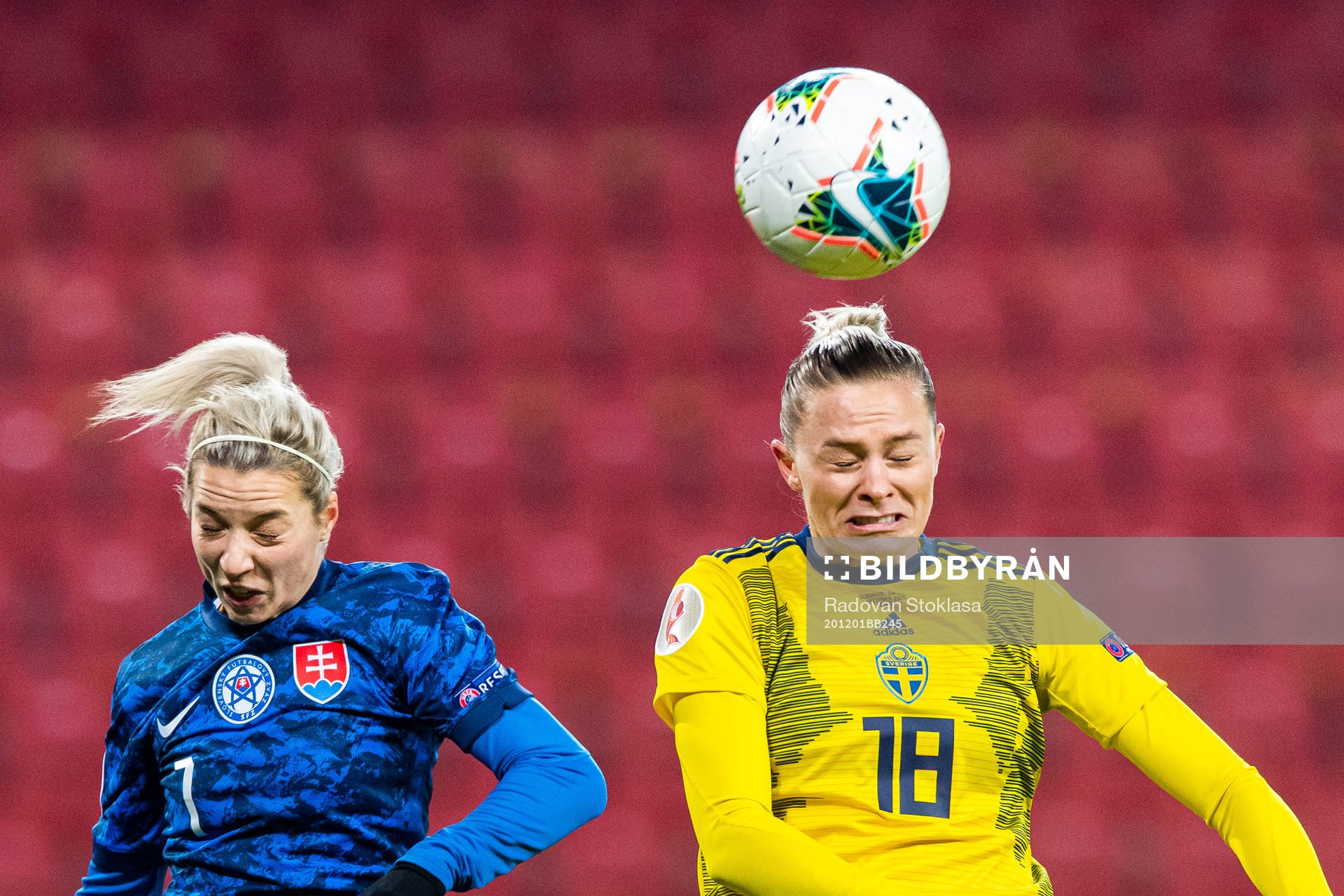 Patricia Fischerová of Slovakia and Fridolina Rolfö of