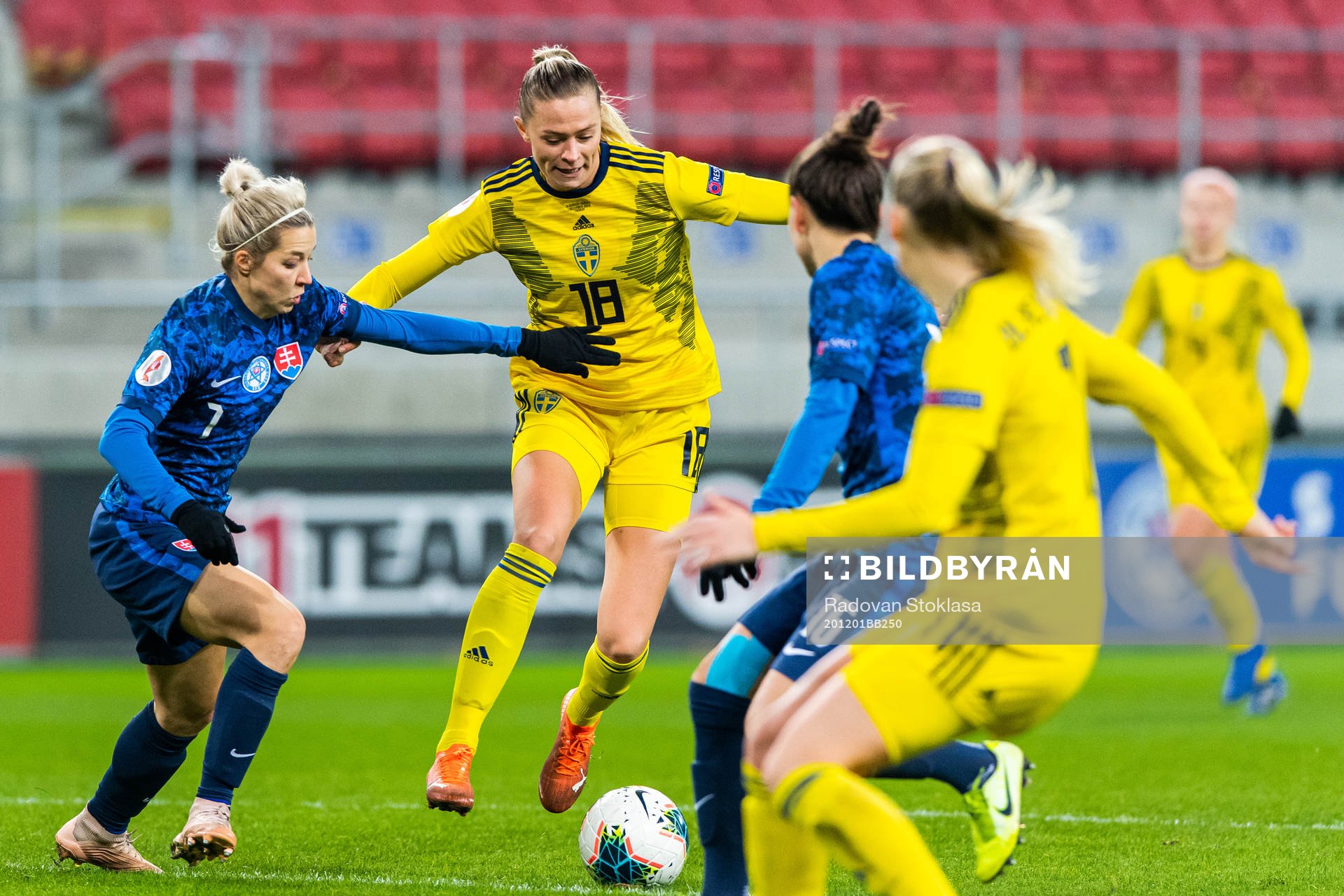 Patricia Fischerová of Slovakia and Fridolina Rolfö of