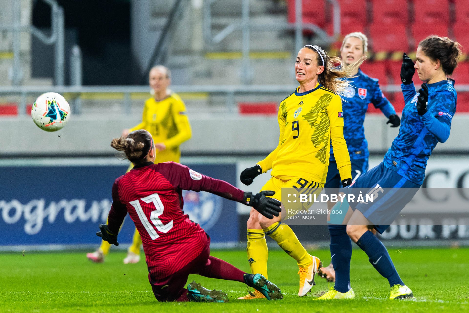 Kosovare Asllani of Sweden against goalkeeper Maria