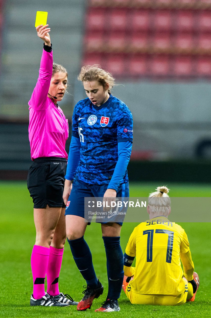 Referee Karoline Wacker gives a yellow card to Laura