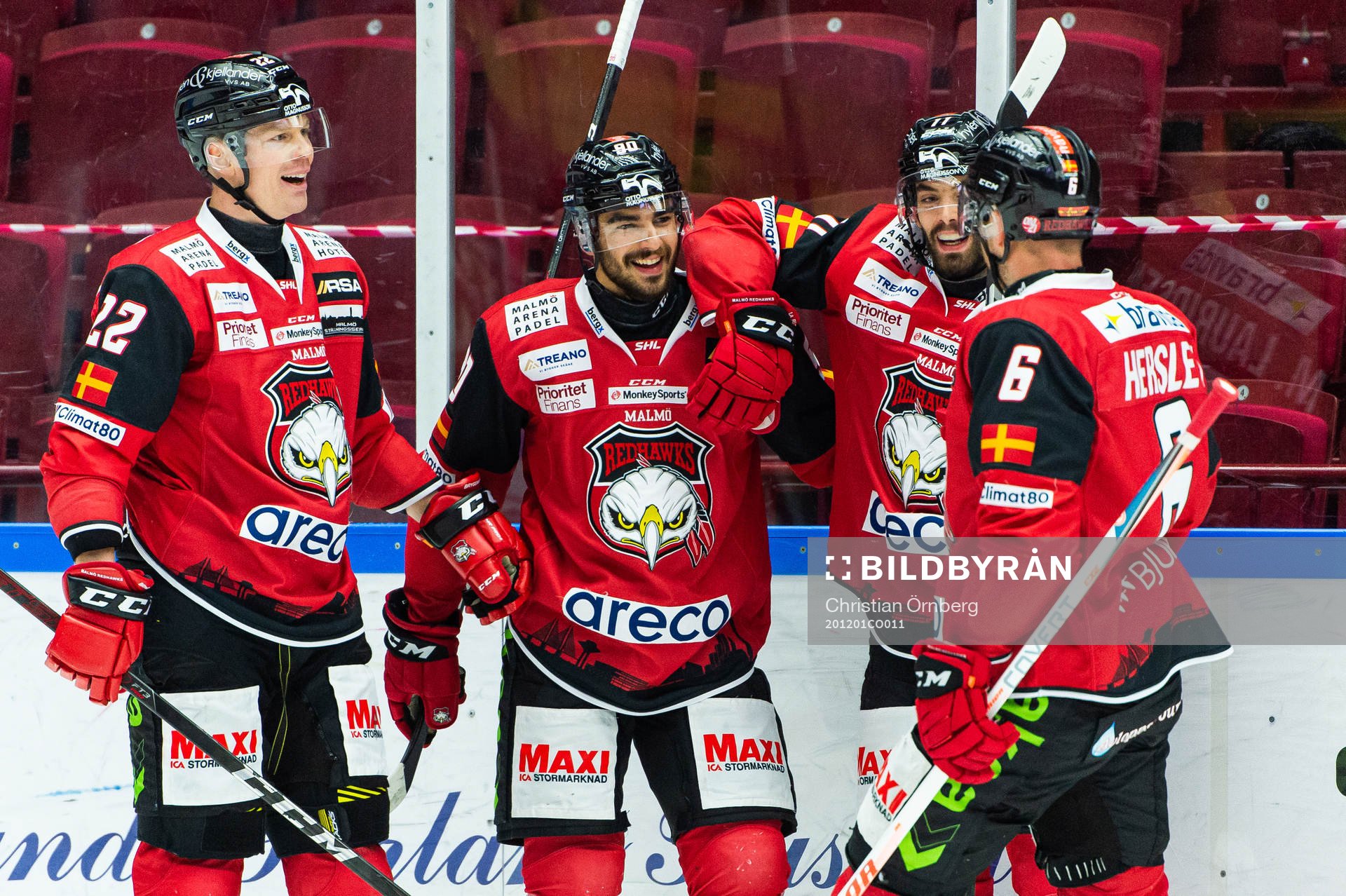 Malmö Redhawks Joseph Veleno jublar med lagkamrater