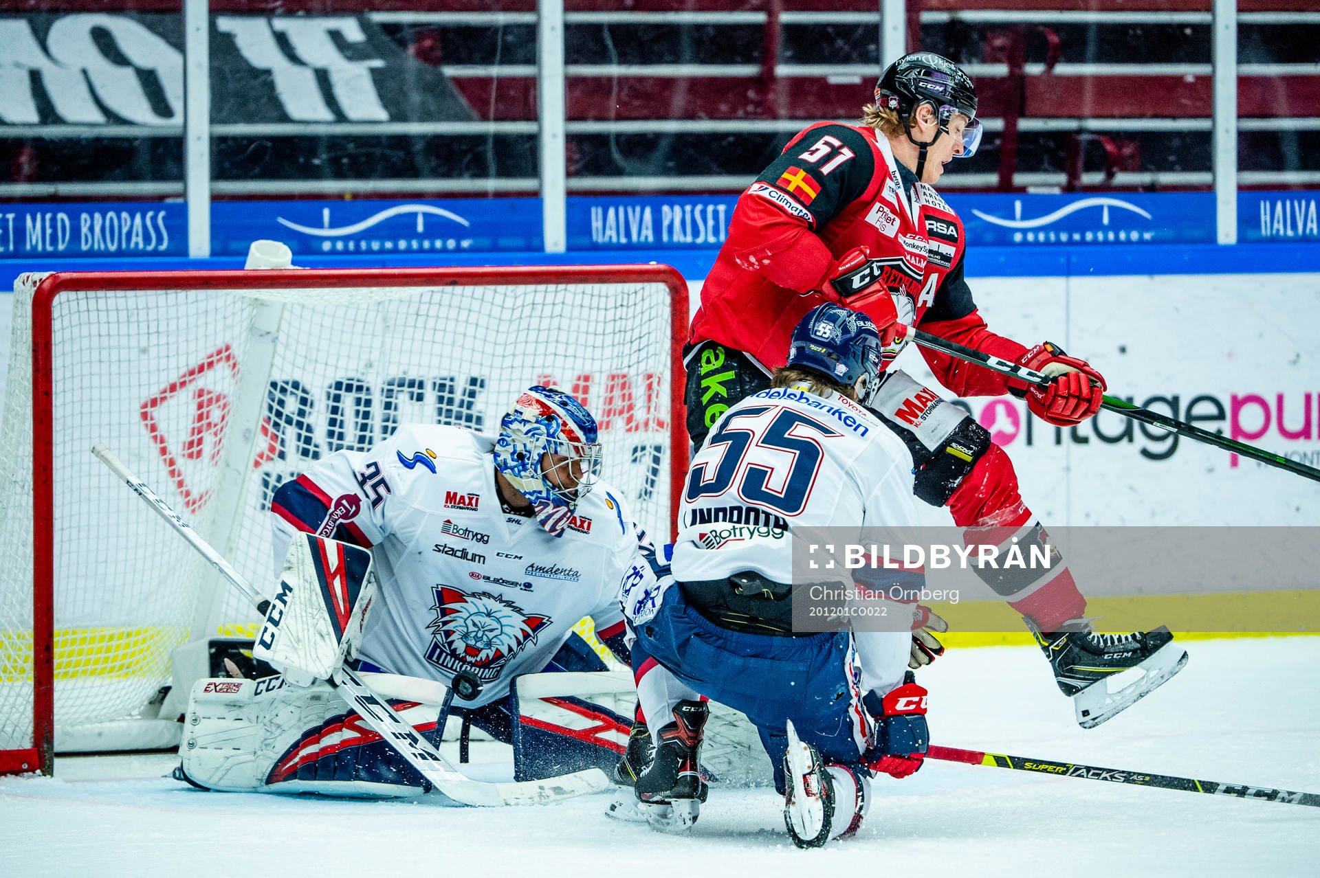 Malmö Redhawks Emil Sylvegård mot Linköpings målvakt