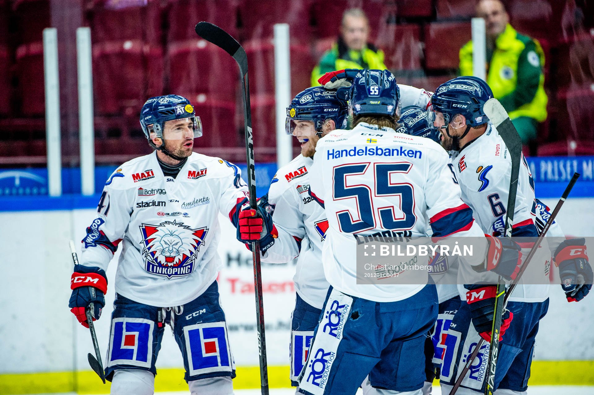 Linköpings Niko Ojamäki jublar med lagkamraterna