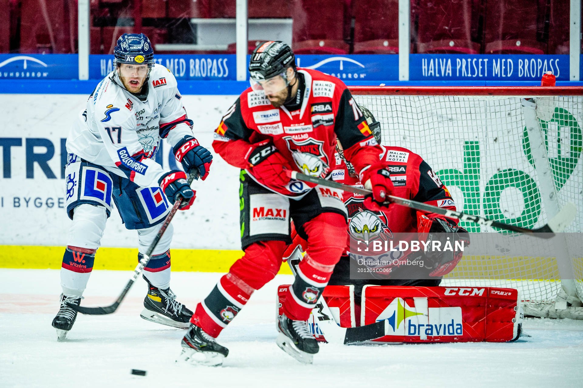 Linköpings Niko Ojamäki mot Malmö Redhawks Jan-Mikael