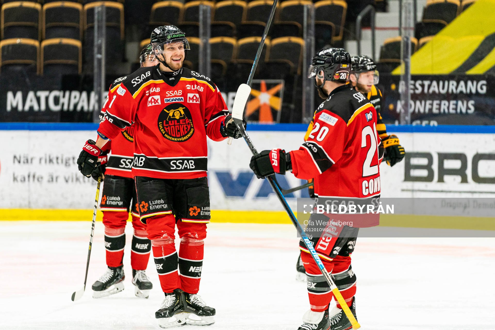 Luleås Petter Emanuelsson jublar med Jack Connolly