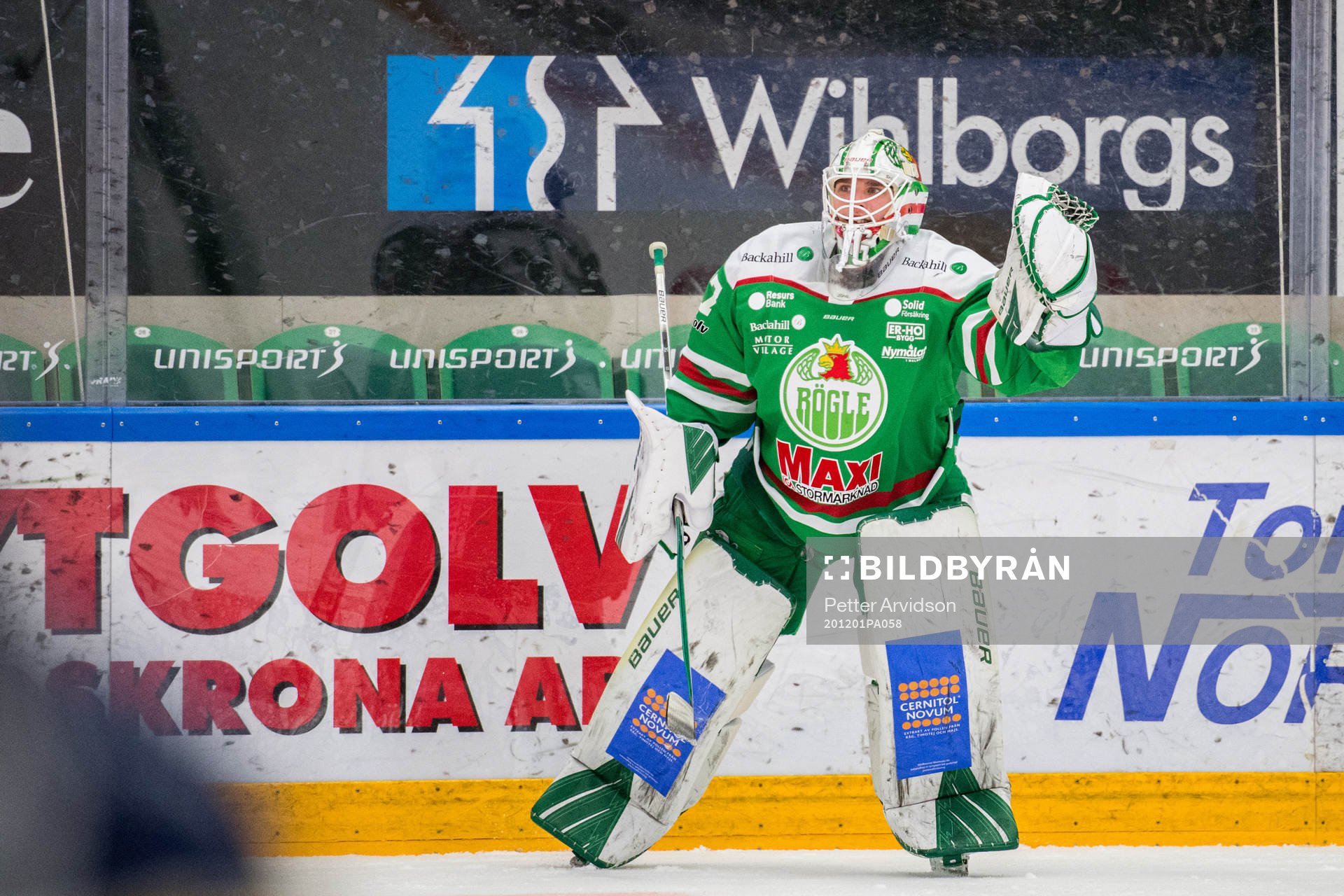 Rögles målvakt Johan Gustafsson jublar