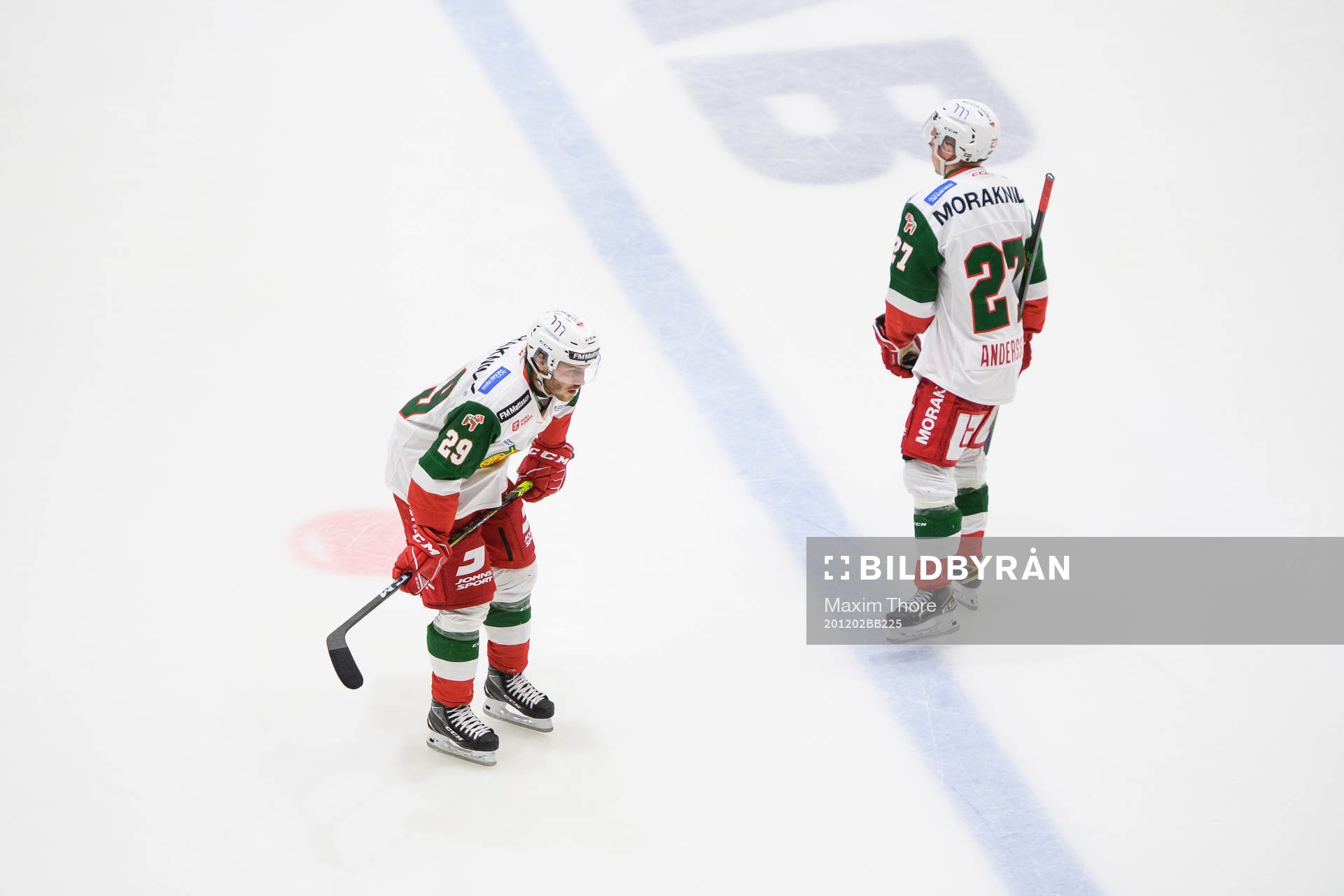 Moras Johan Persson och Isac Andersson delar